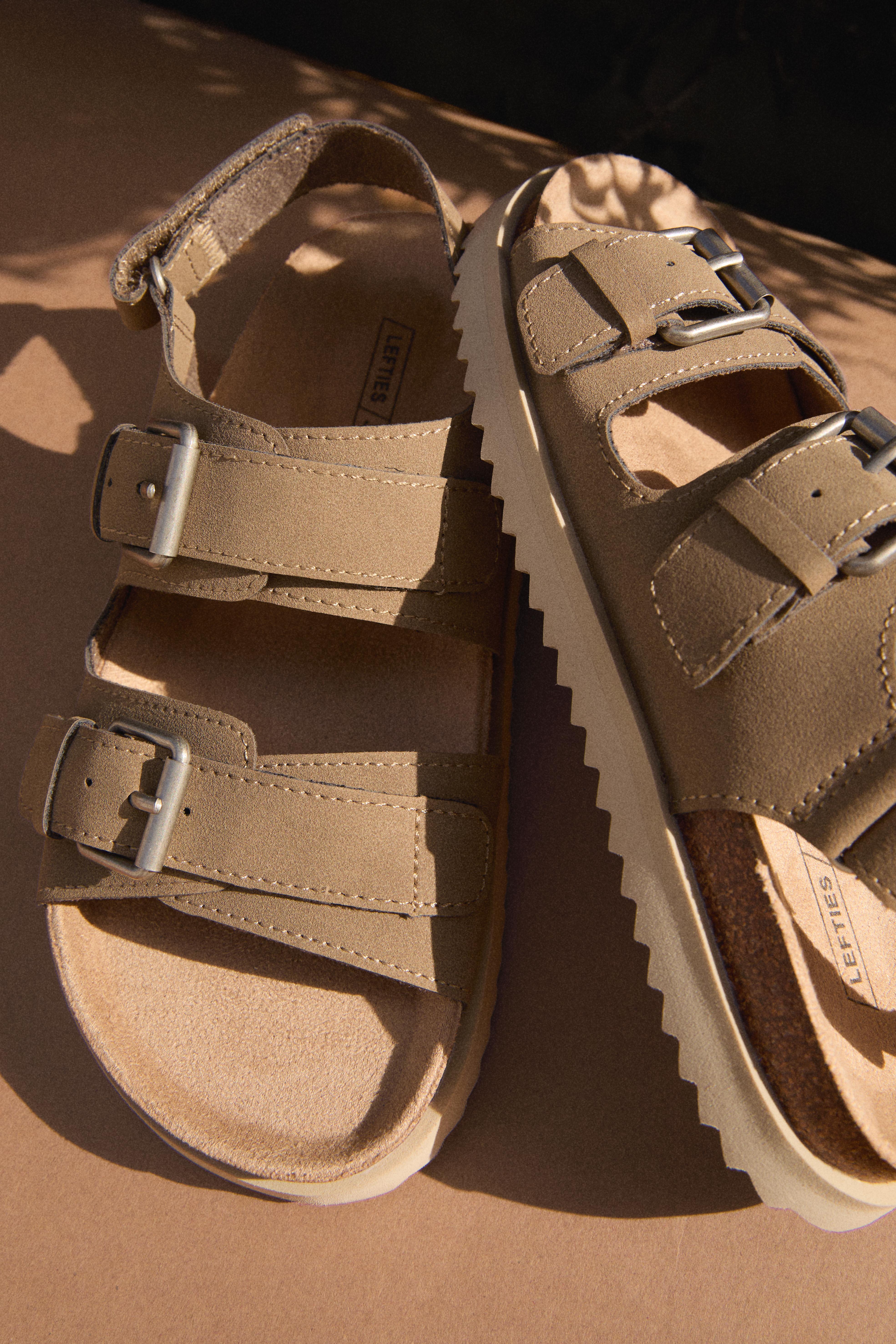 BUCKLE SANDALS — BROWN