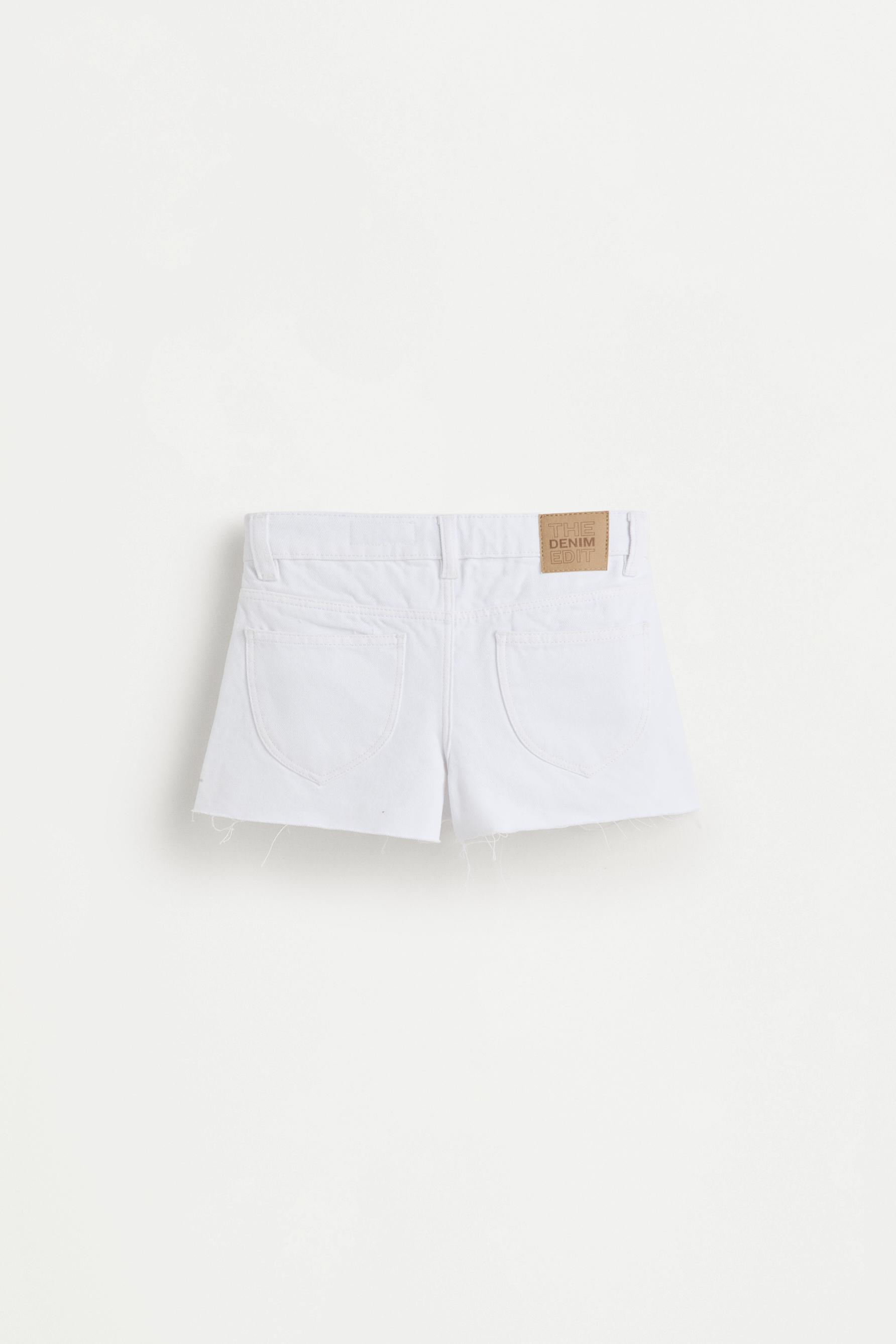 Frayed denim shorts — WHITE