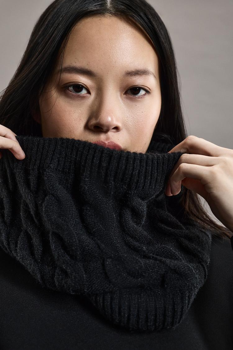 Cable-knit snood scarf — BLACK