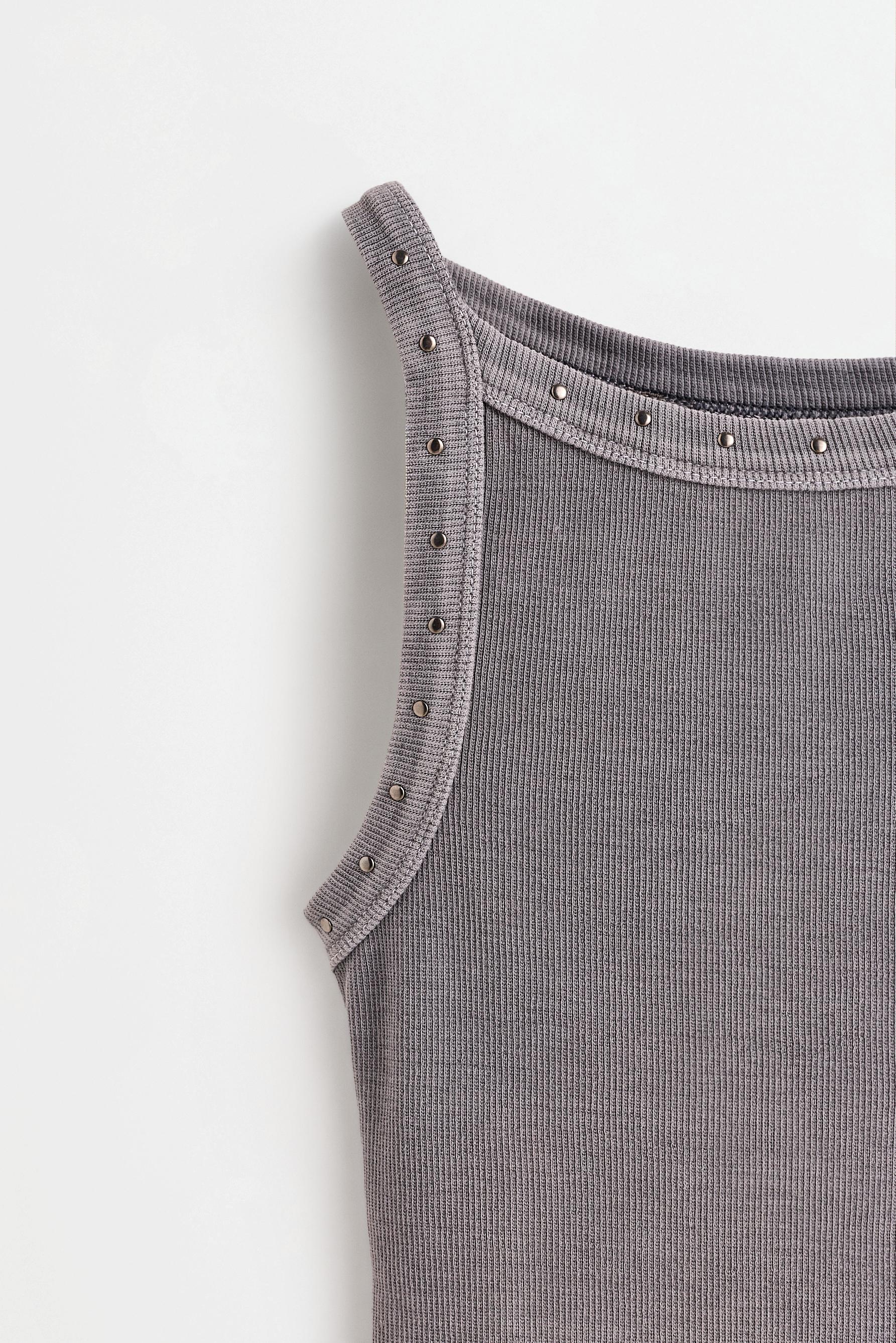 Ribbed top with studs — PALE CHARCOAL