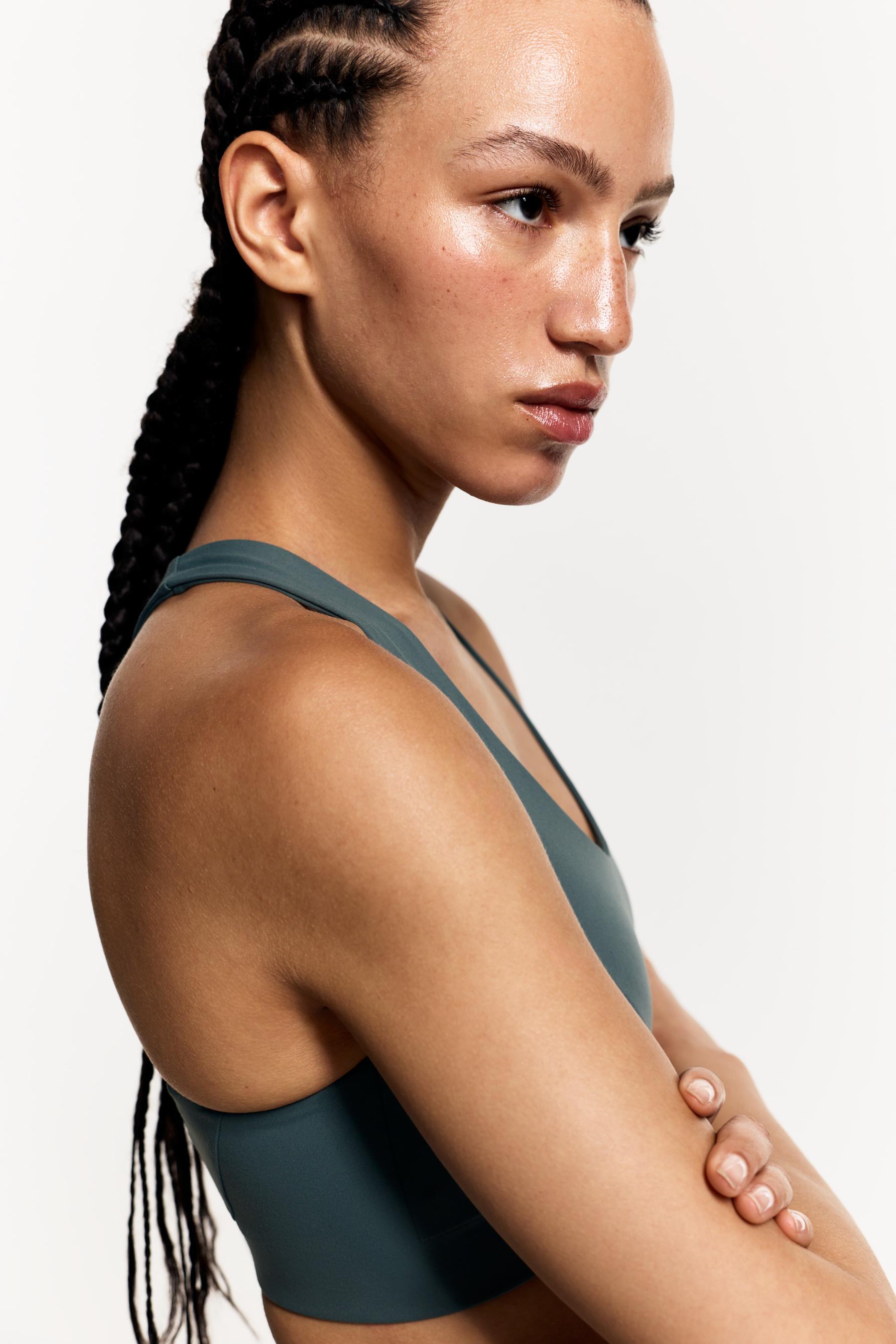 Criss-cross strap sports top — EMERALD GREEN