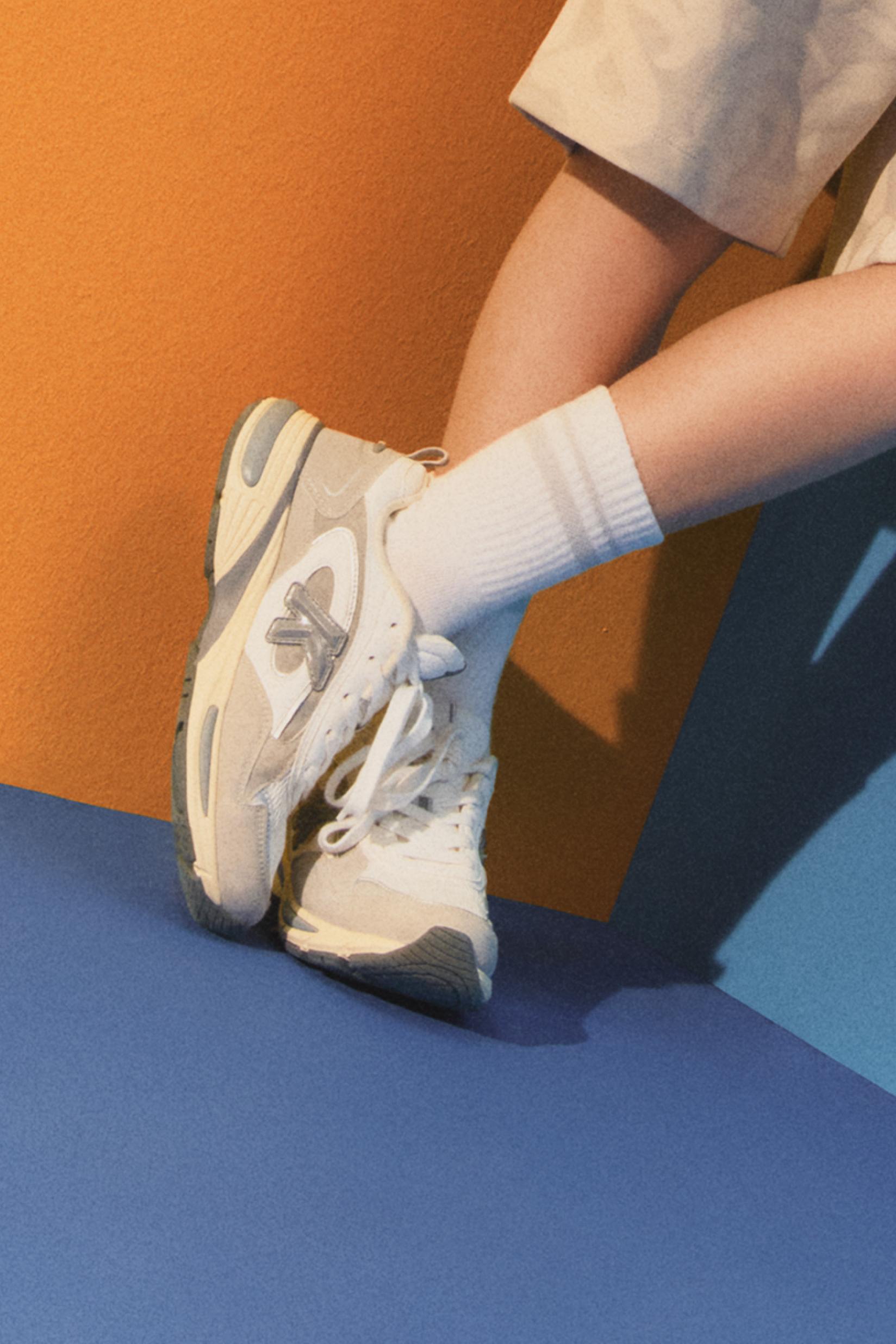 Kelme sports shoe — WHITE