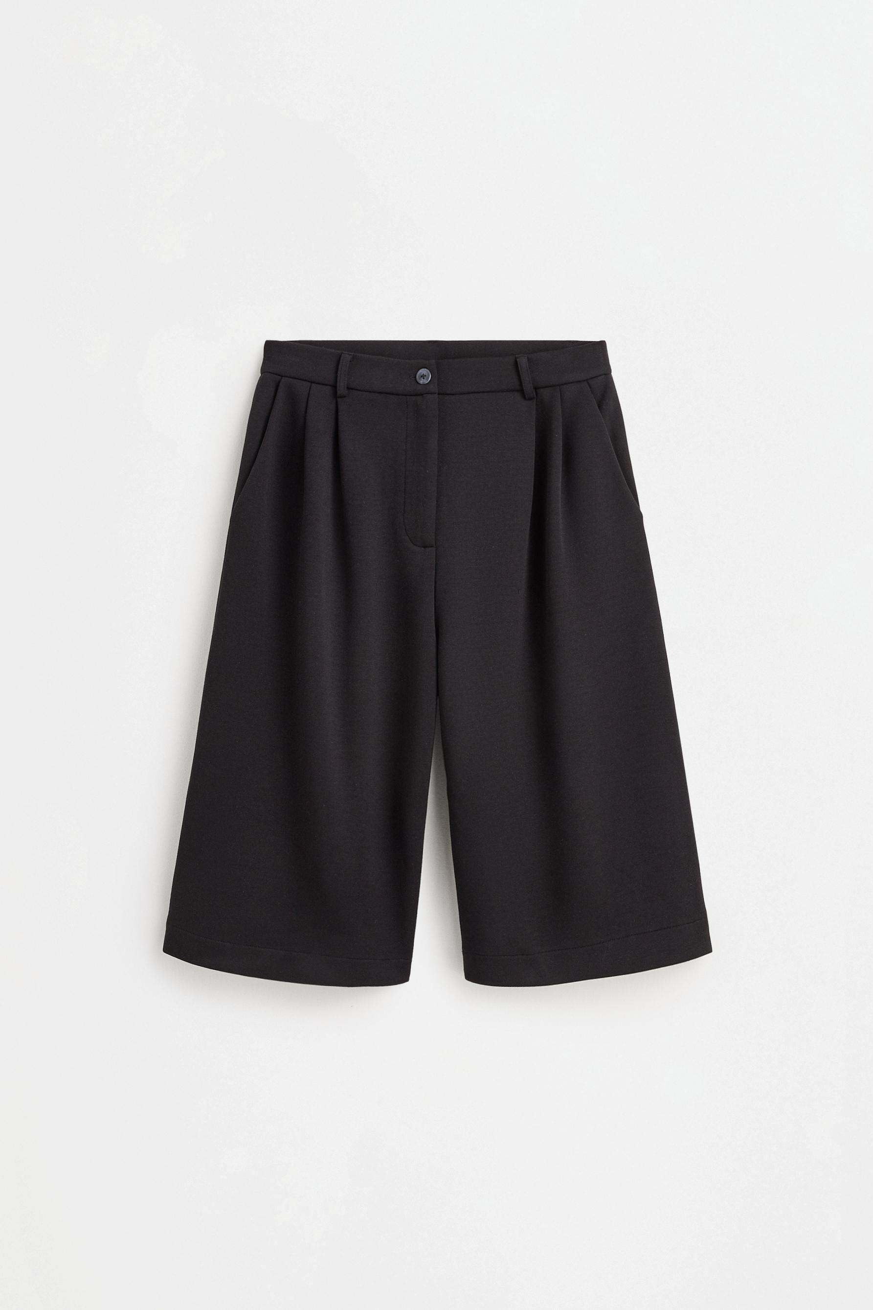 Flowing Bermuda shorts with pleats — BLACK