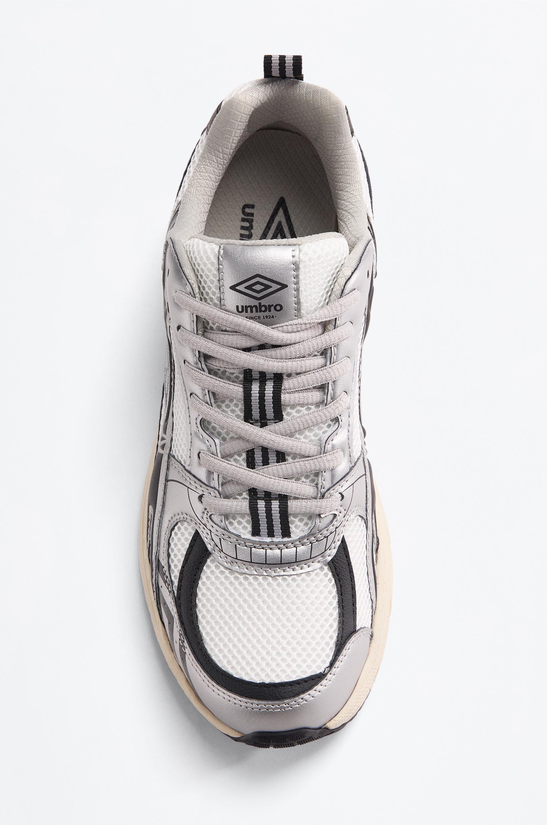 Umbro multi-piece gradient sports shoe — SILVER