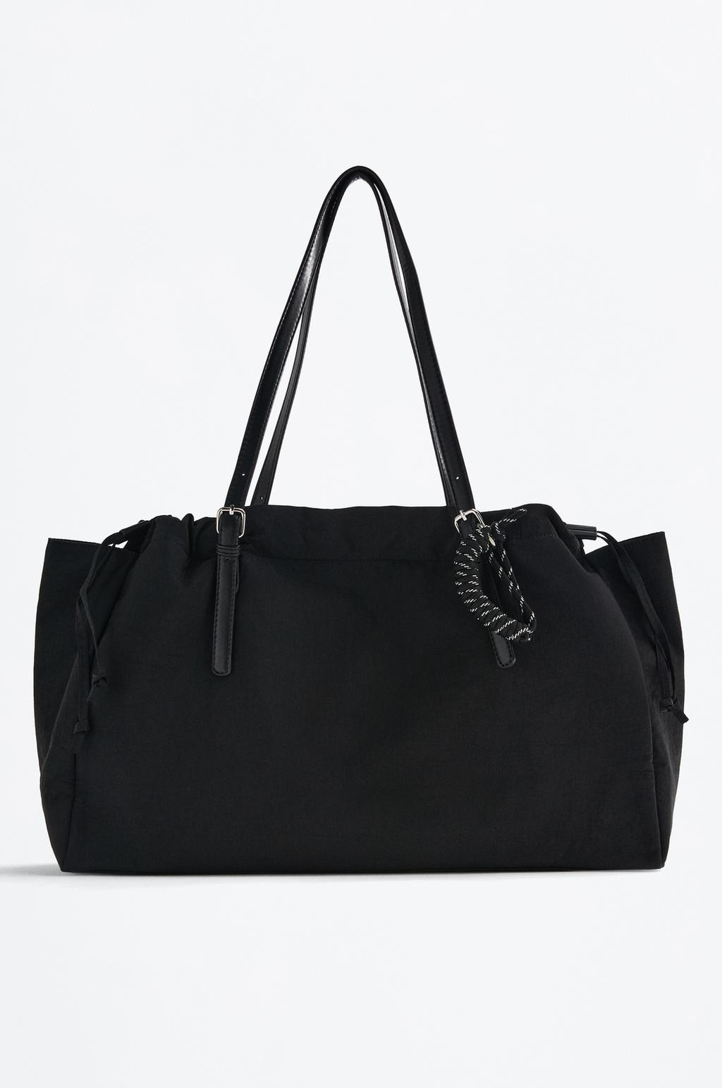 Bolso shopper trench con charm
