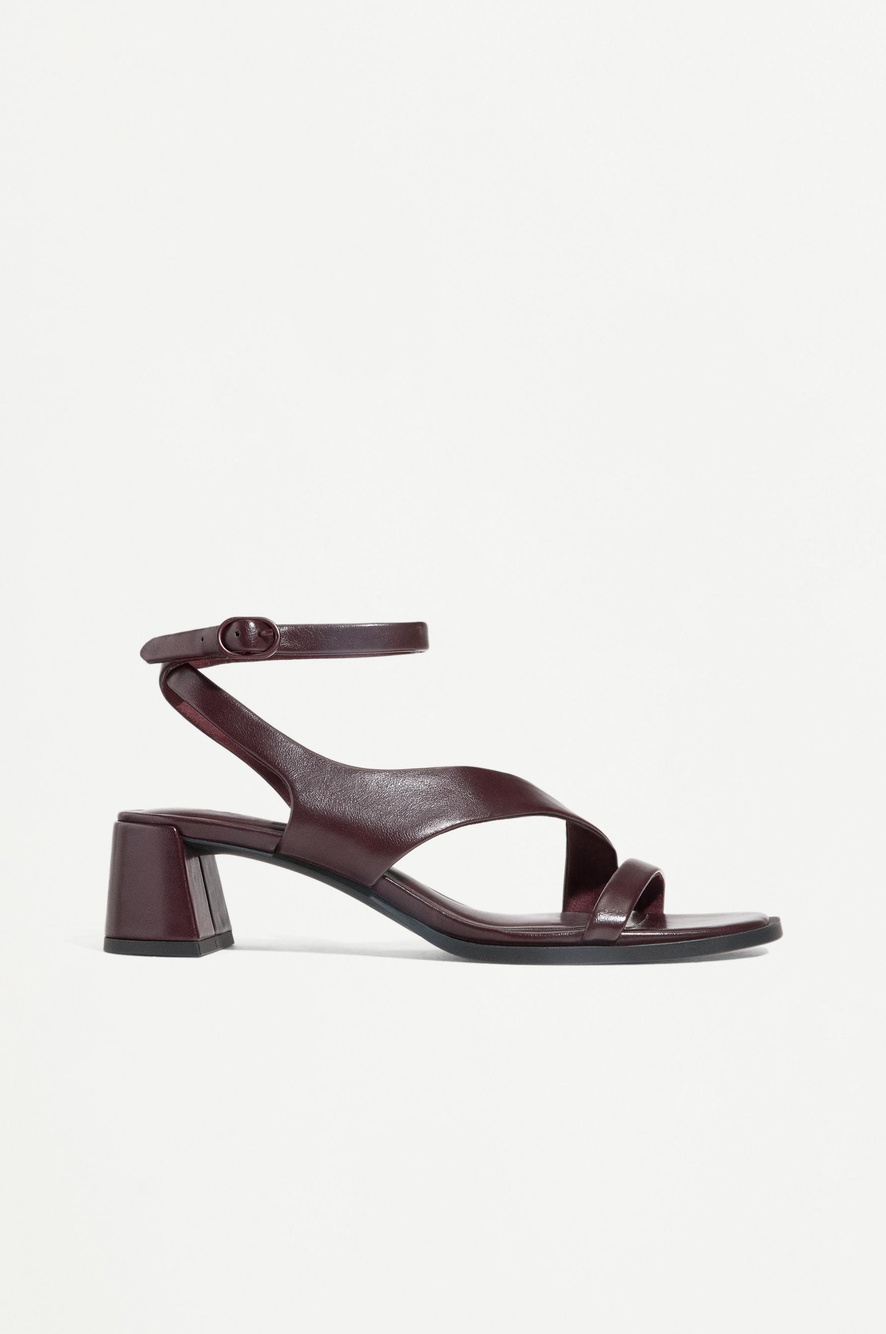 Sandalia tacón tiras