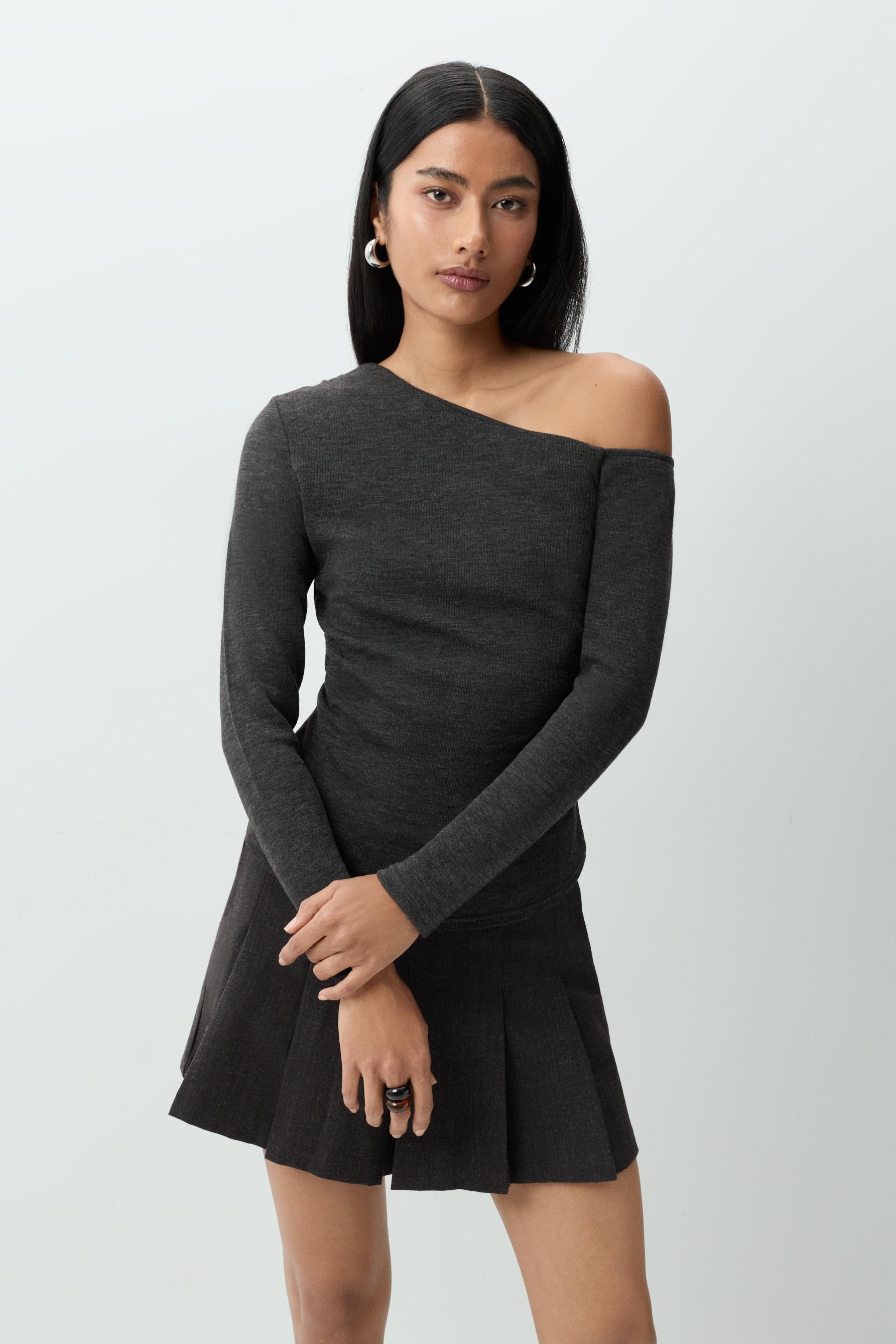 Camiseta cuello asimétrico