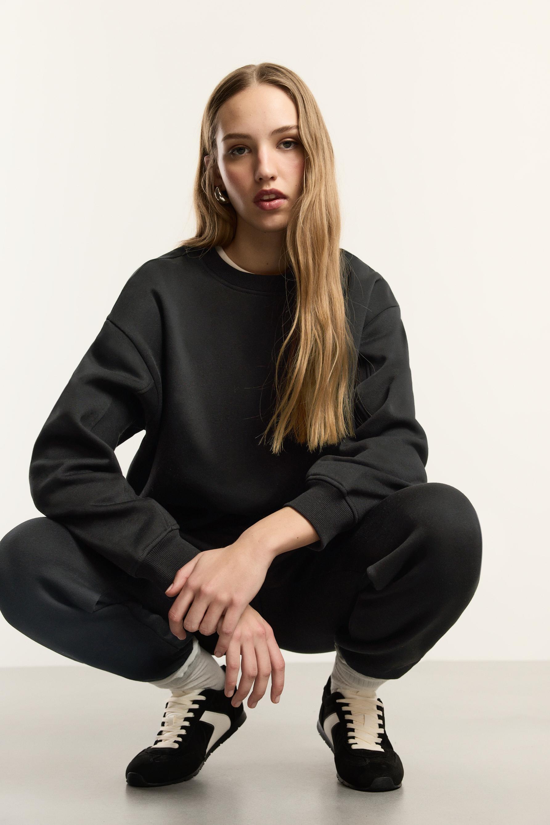 Sports shoe — BLACK