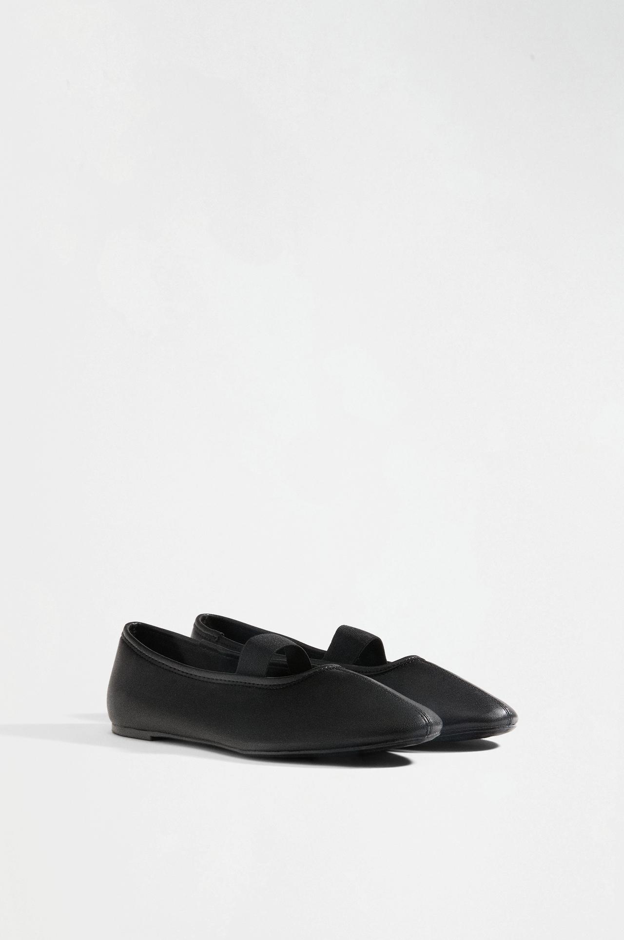 Minimalist ballet flat — BLACK