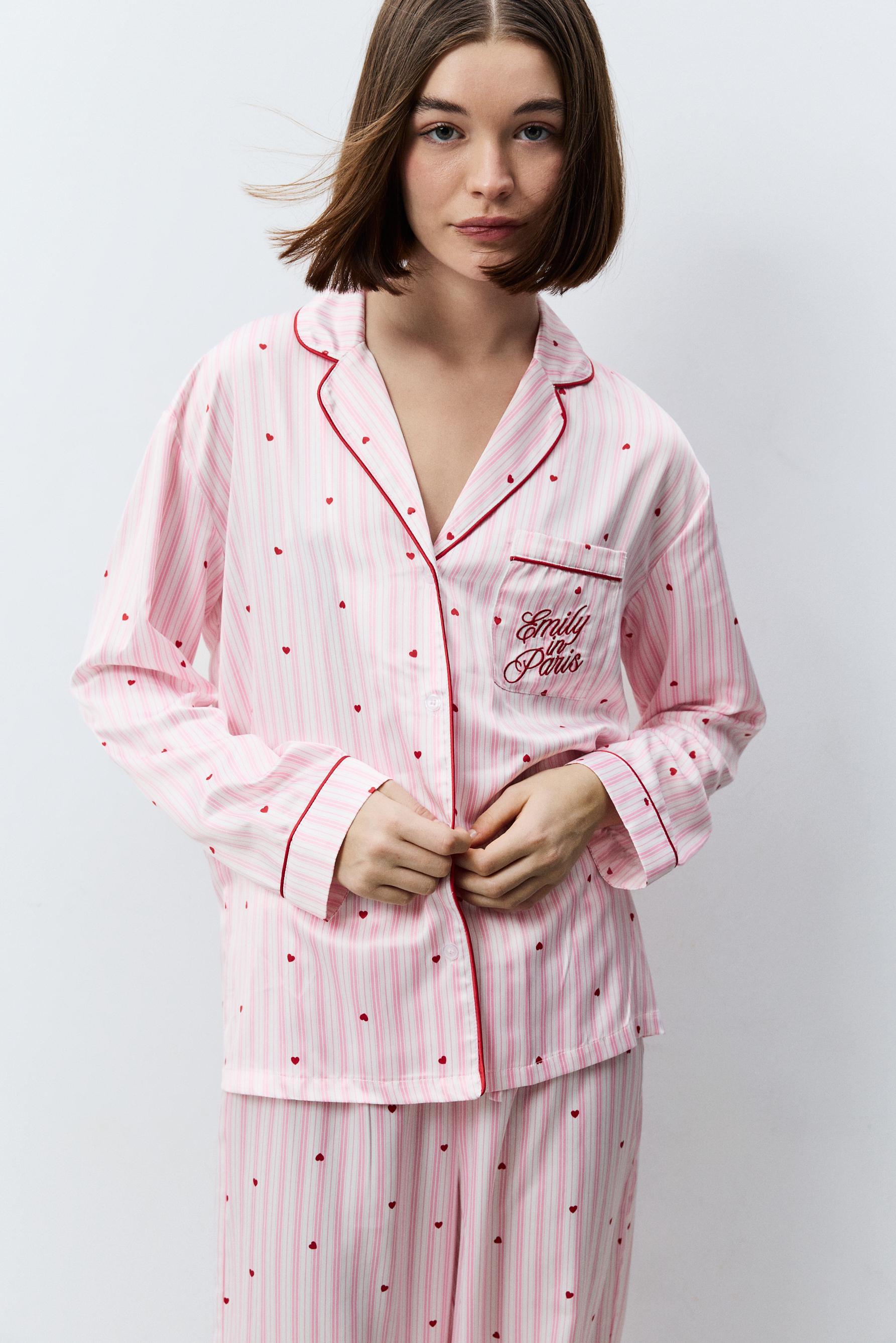 Pijama camisero Emily in Paris™/© Netflix