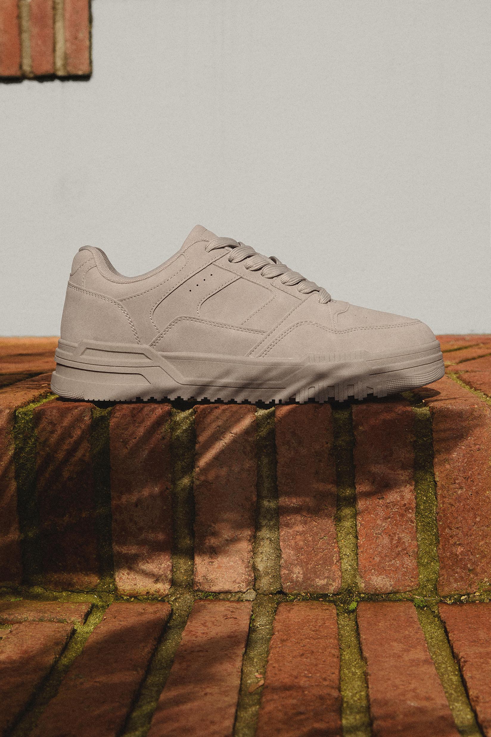 Retro sneaker with dice detail — GREY