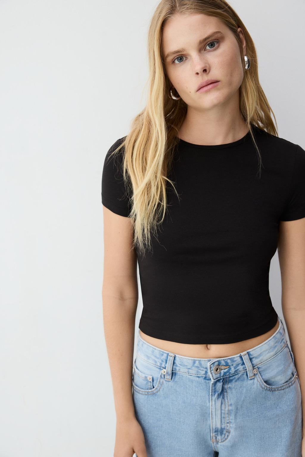 Camiseta cropped cuello redondo