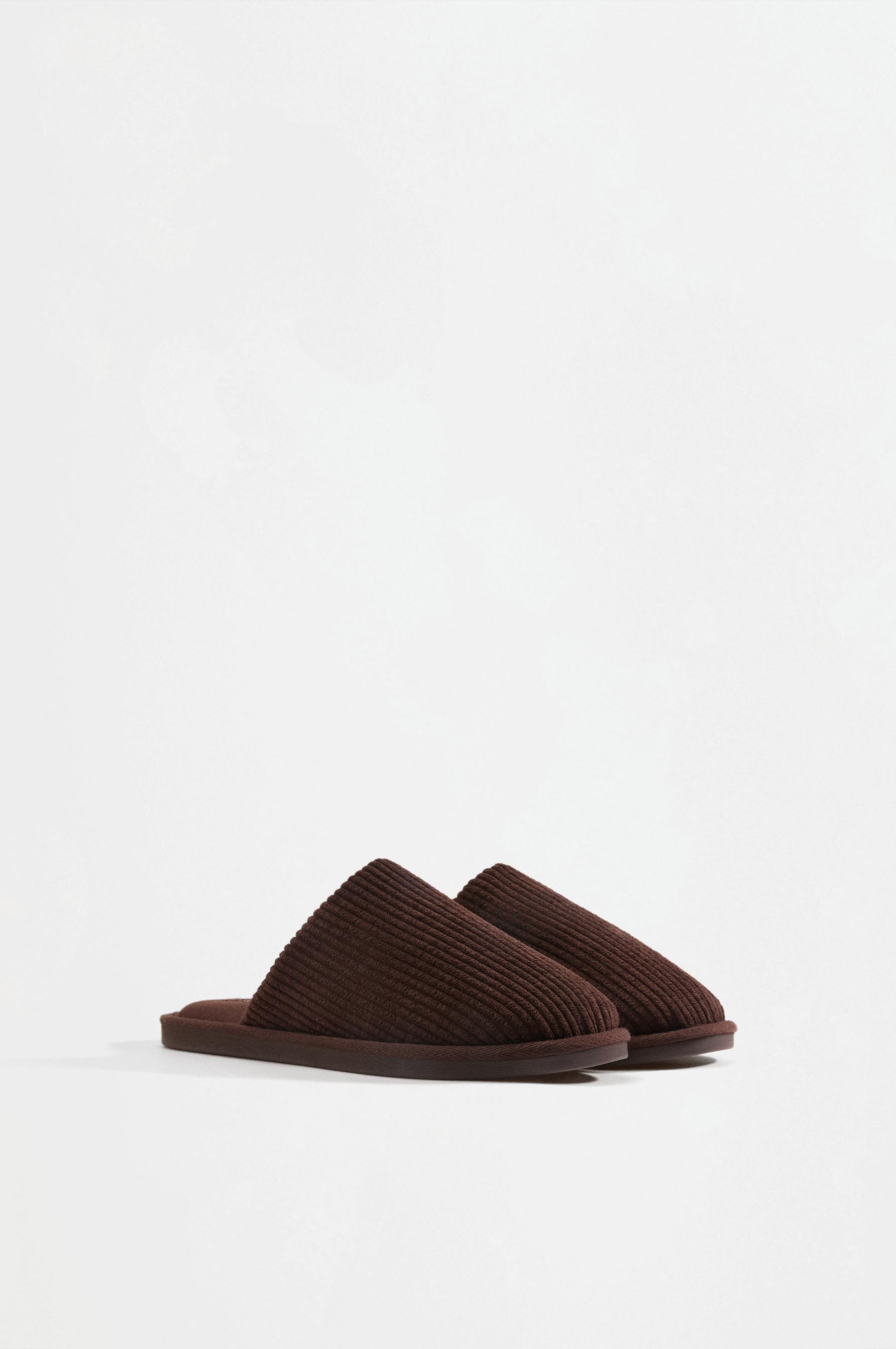 House slippers — BROWN
