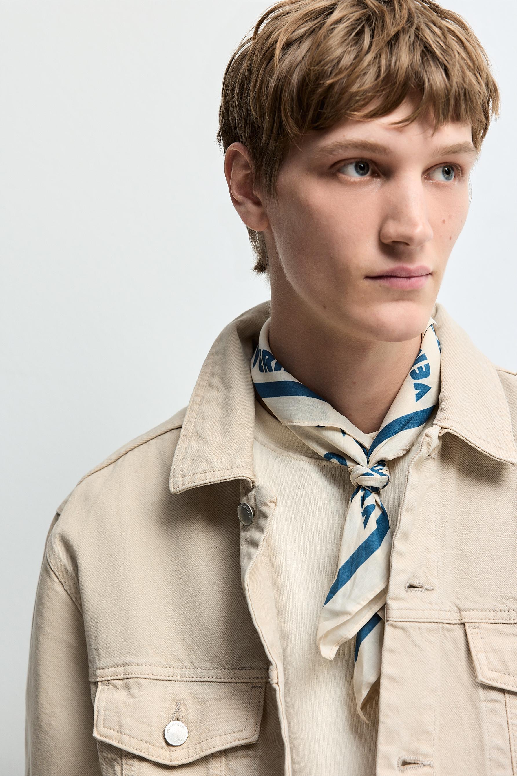 Pañuelo estampado texto