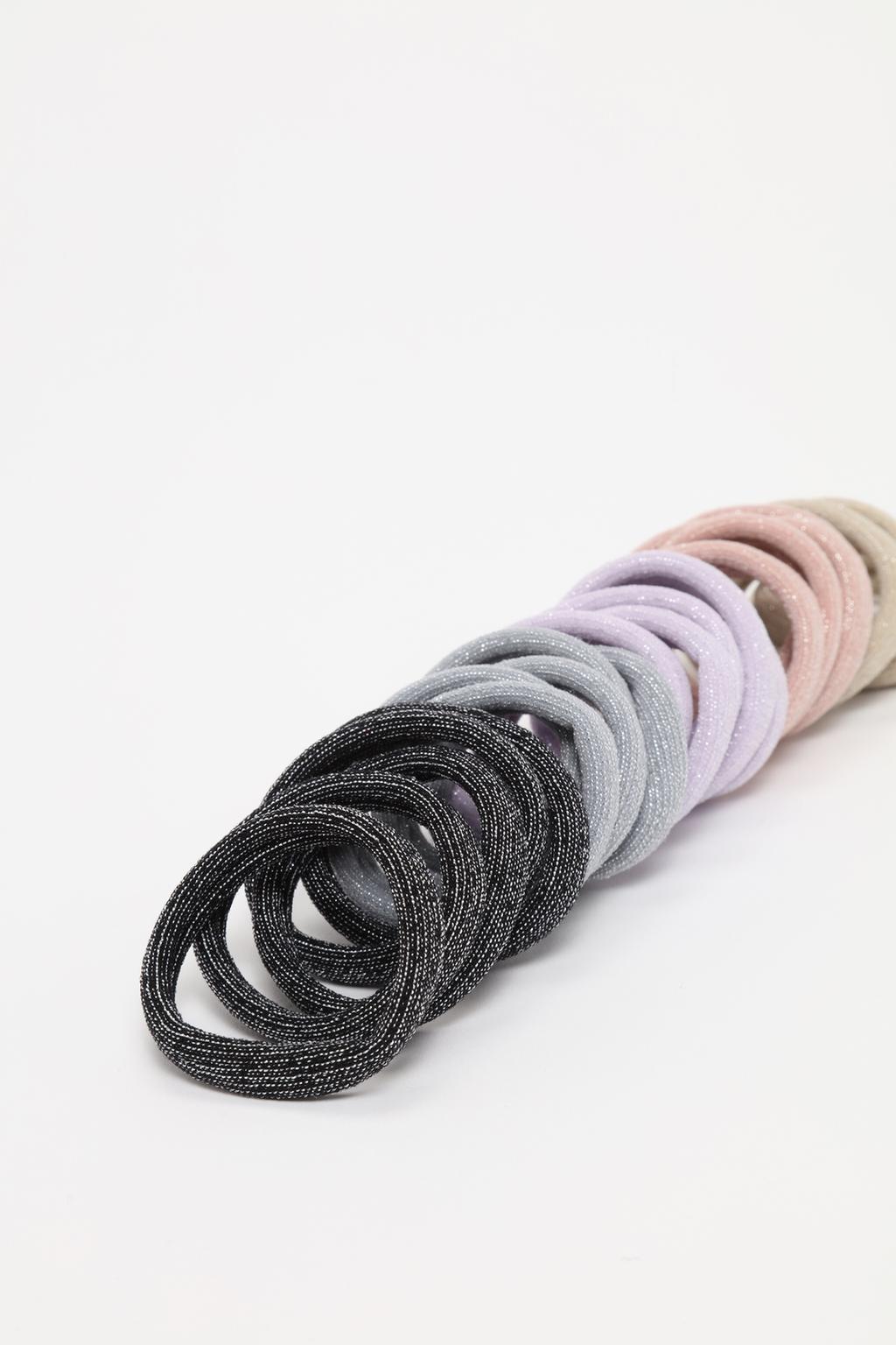 Pack of 25 shiny elastic hair ties.