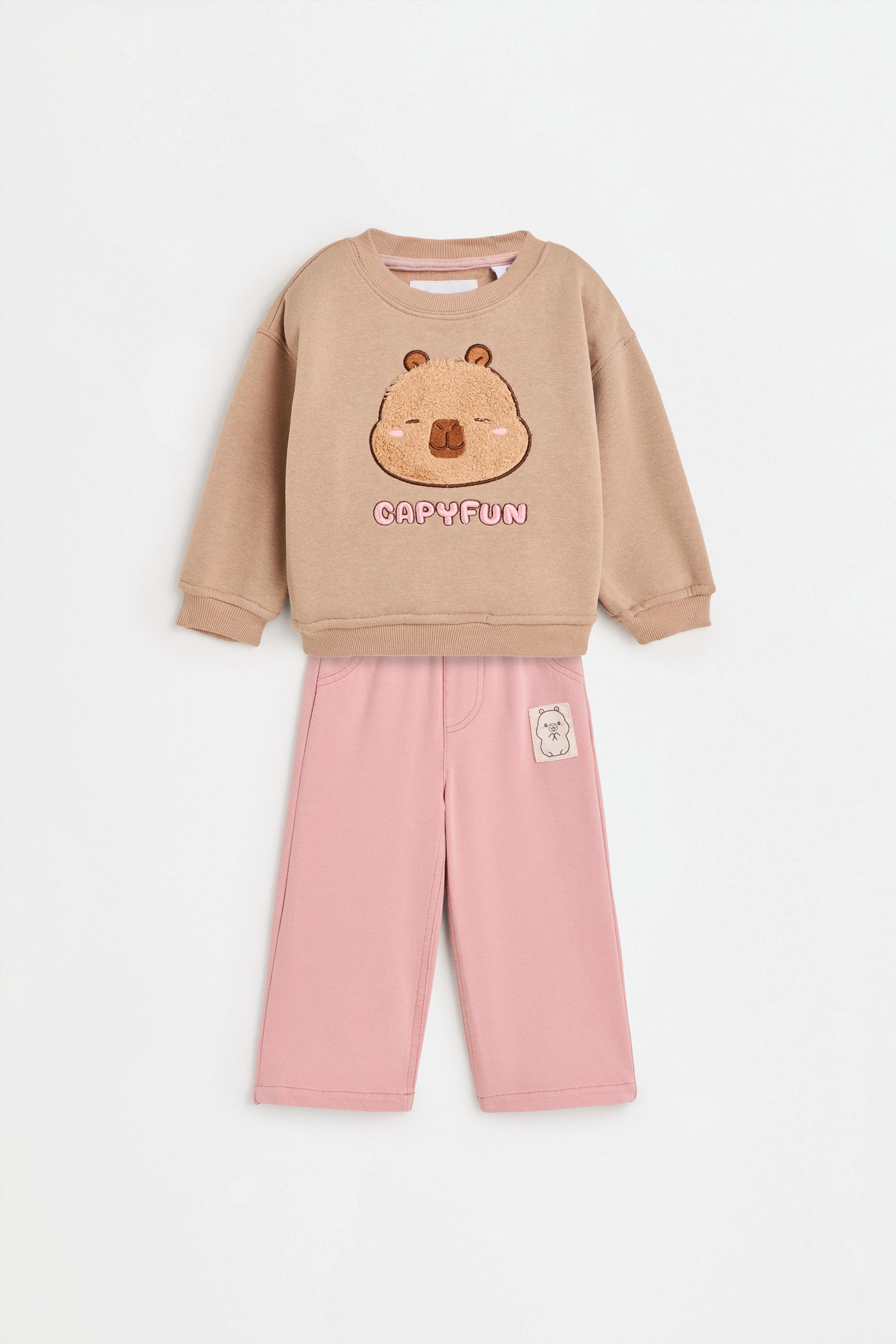 Set Capybara CAPYFUN© sudadera y pantalón felpa
