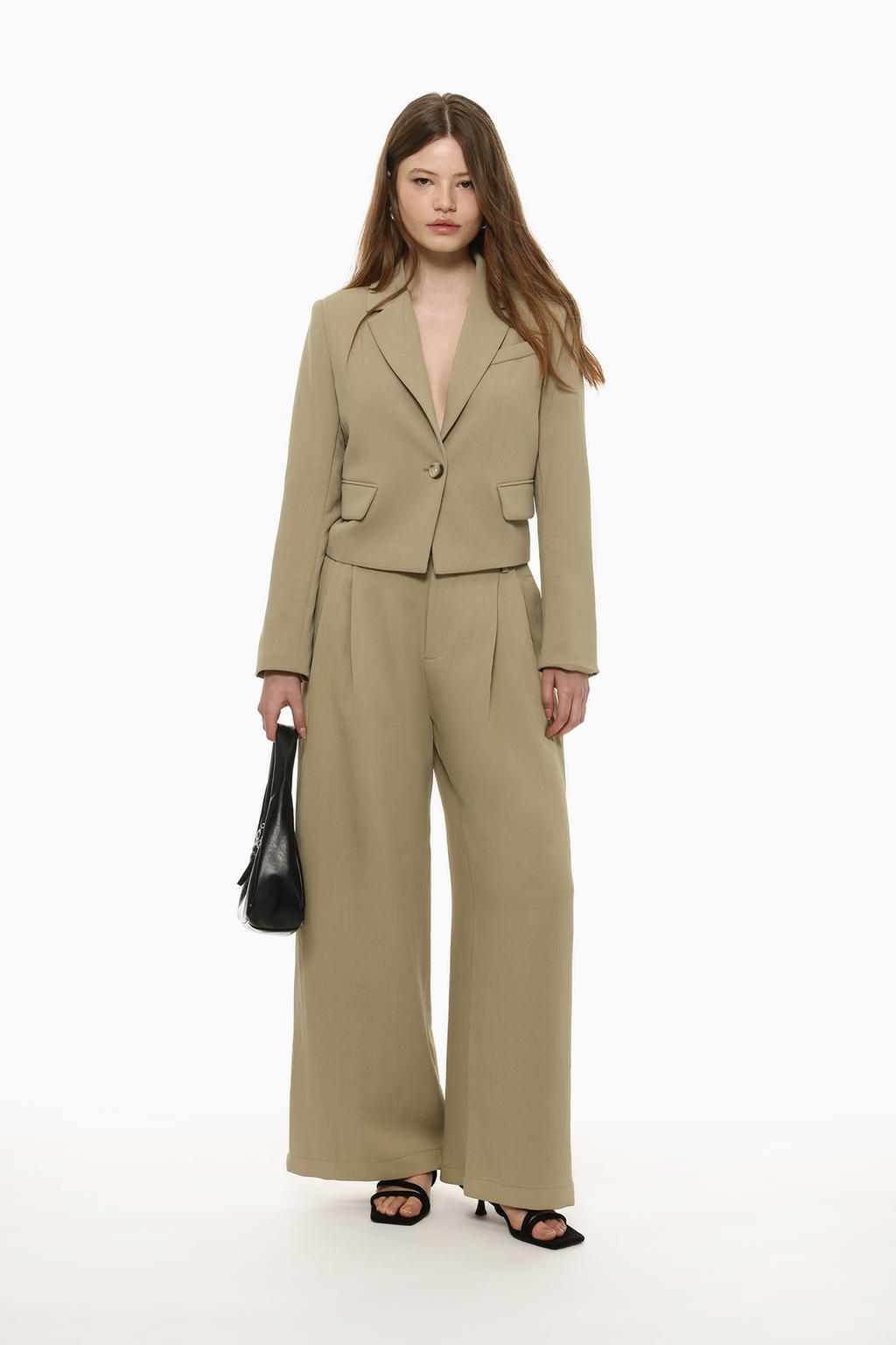 Trousers with pleats