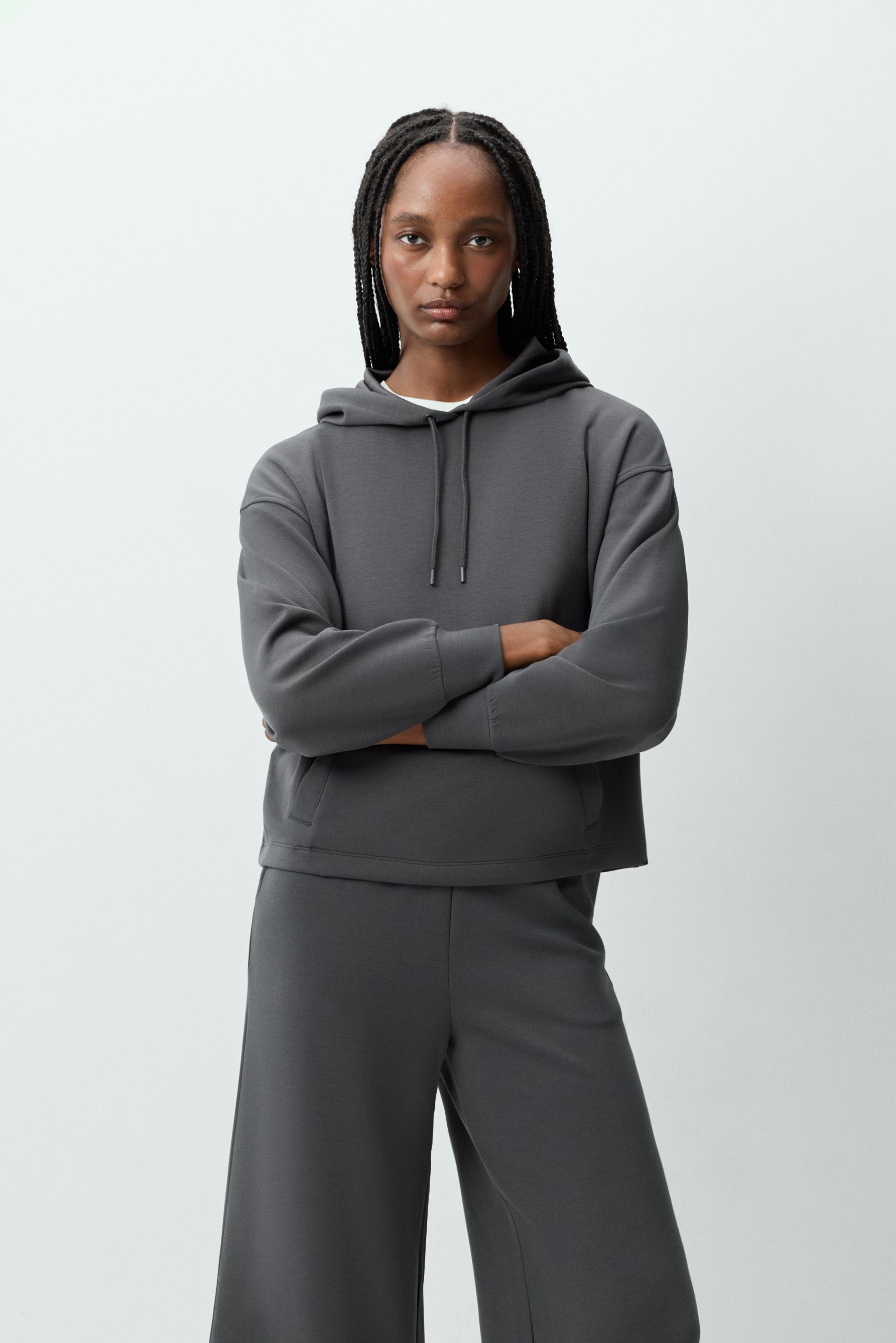 Sudadera deportiva fluida capucha