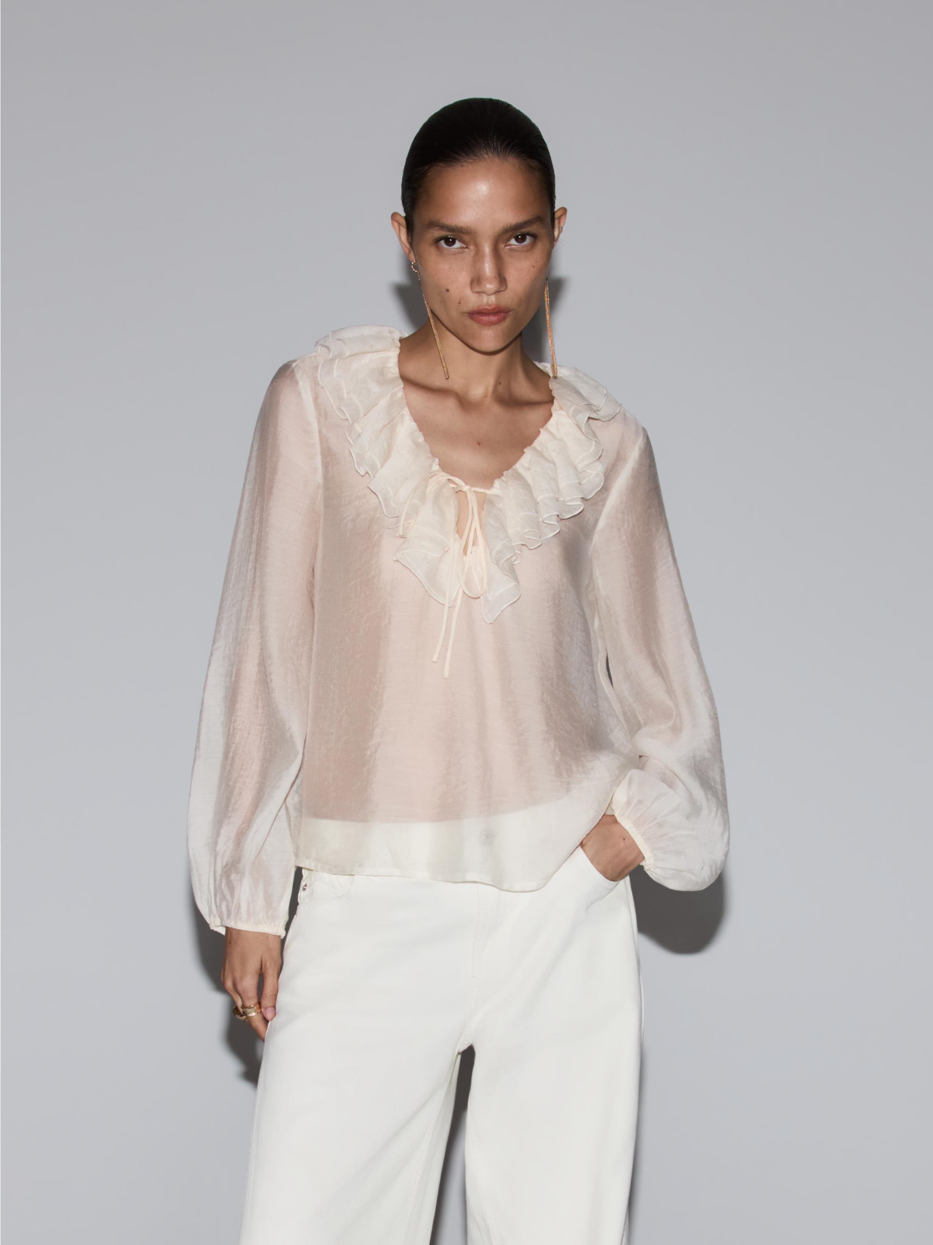 Blusa escote volante