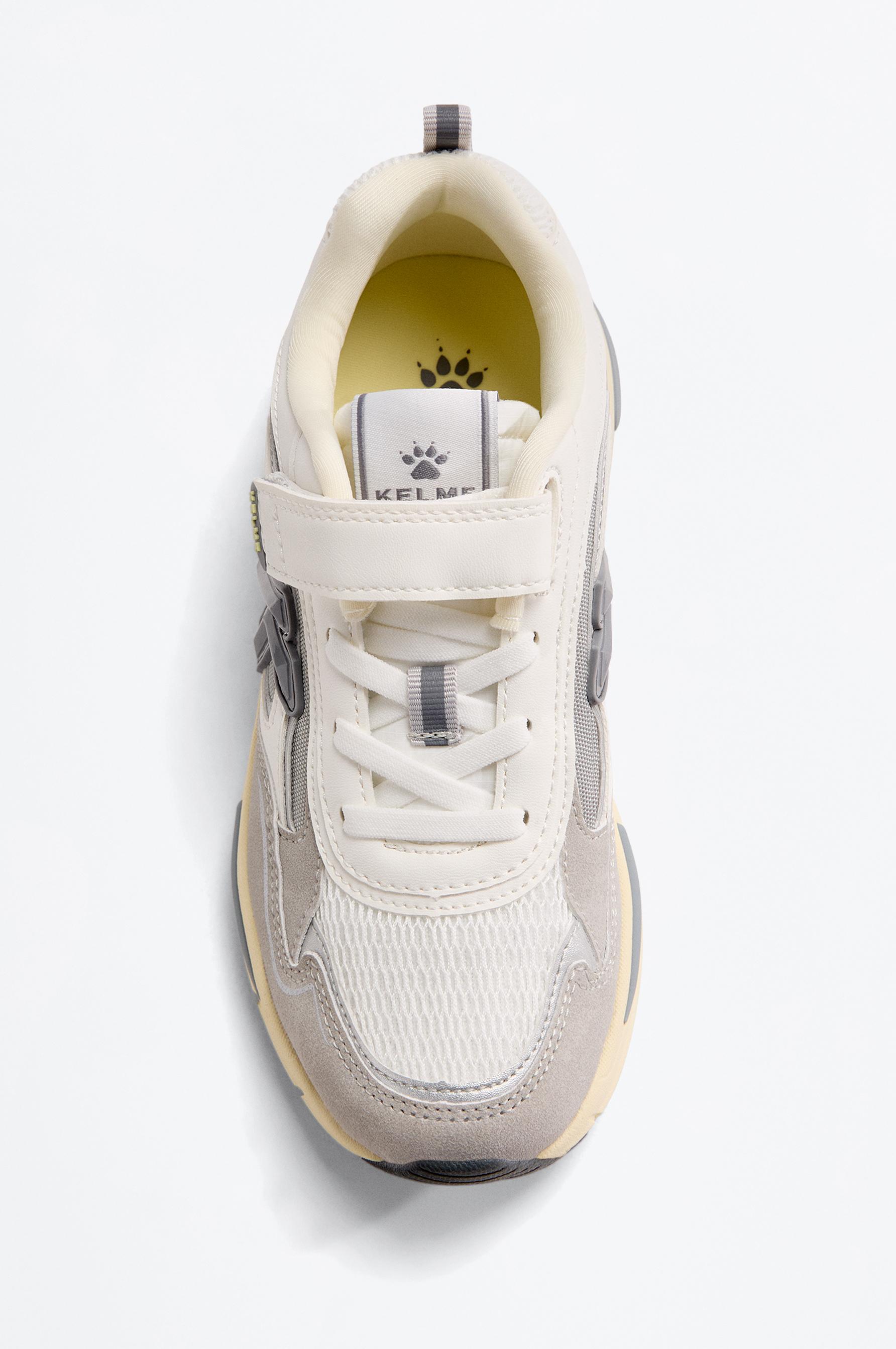 Kelme sports shoe — WHITE