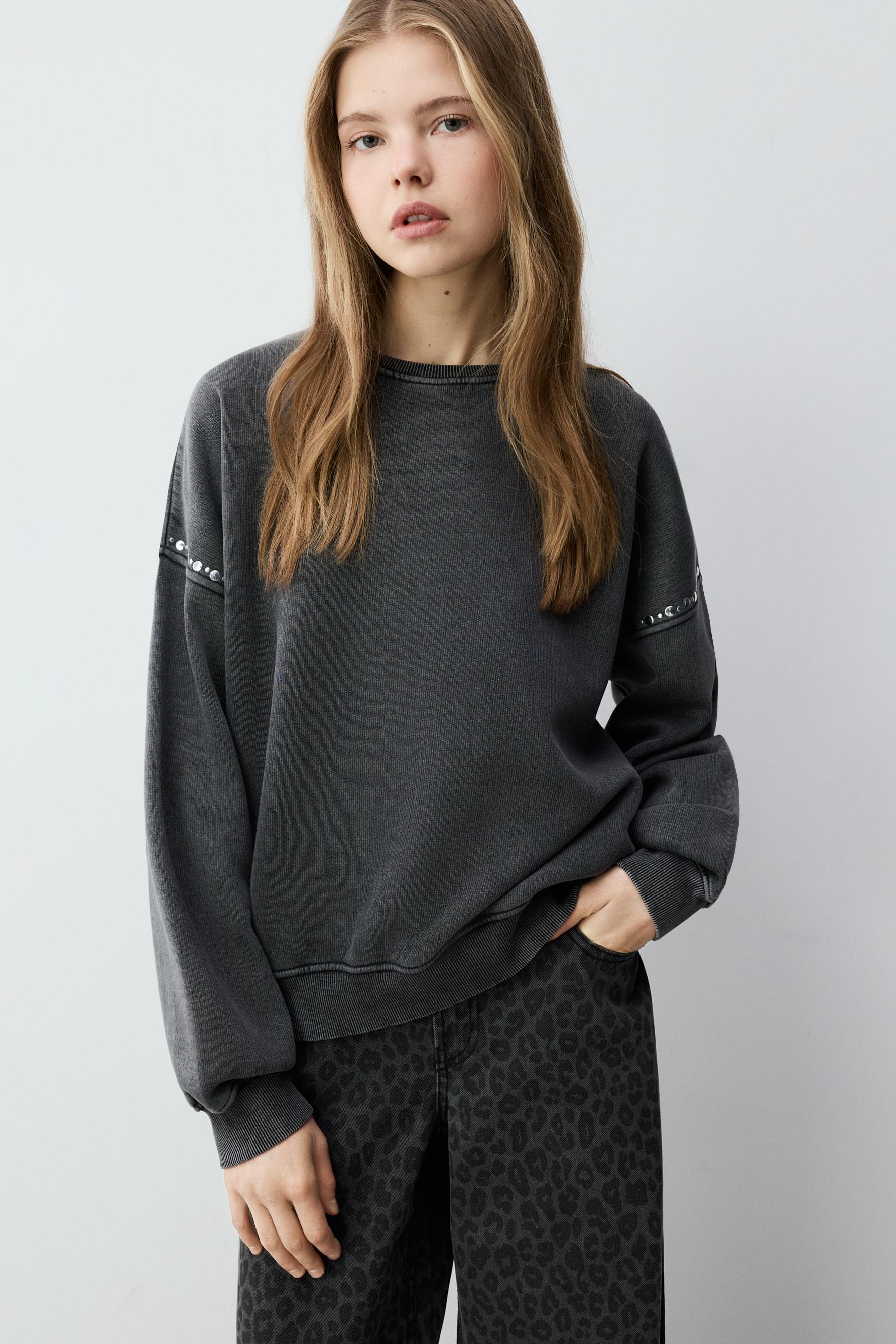 Sudadera efecto lavado tachas