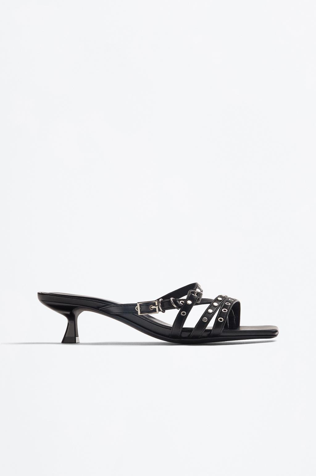 Sandalia tacón tachas