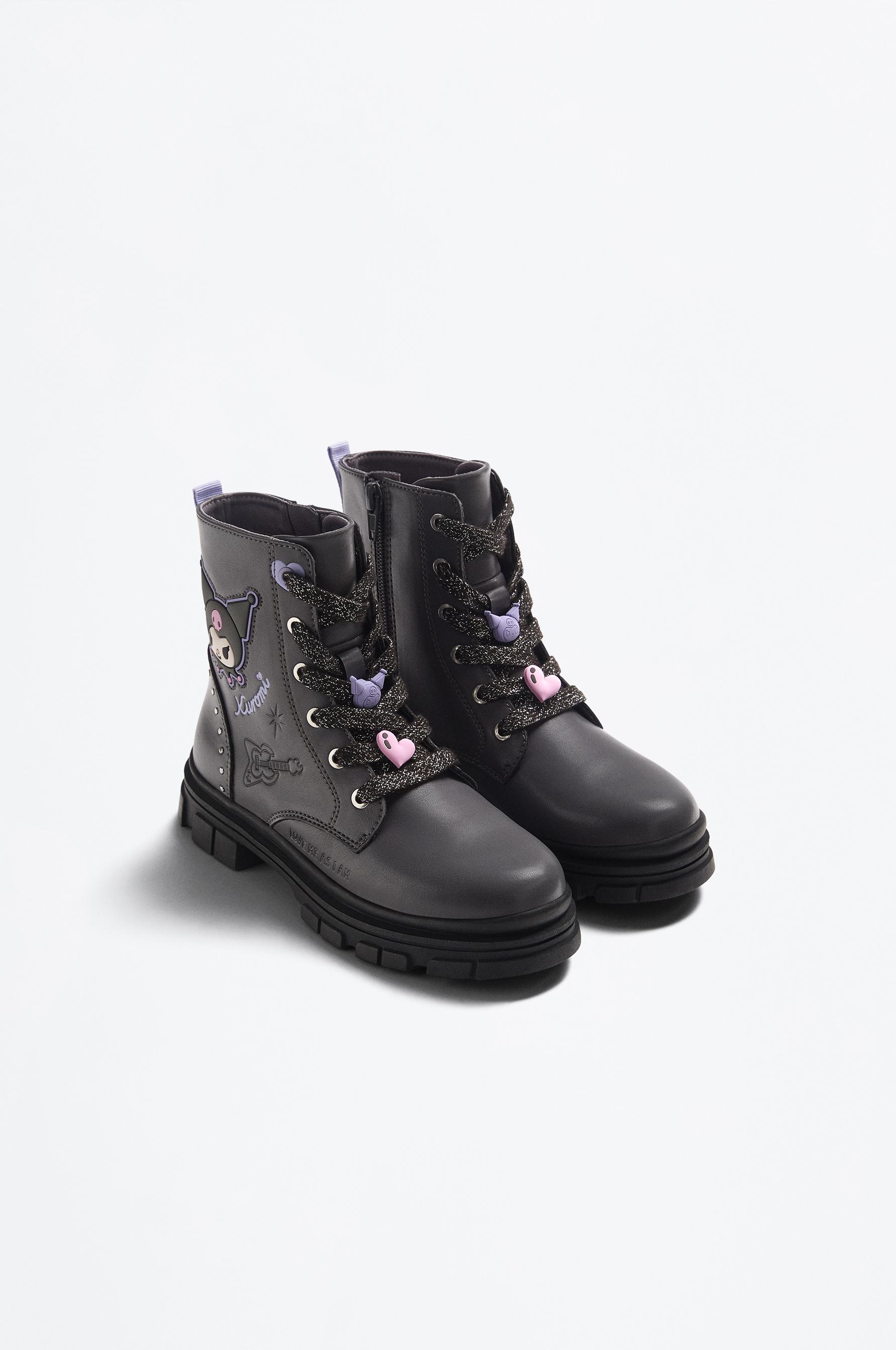 Kuromi Hello Kitty ©SANRIO Lace-up Boot — GREY