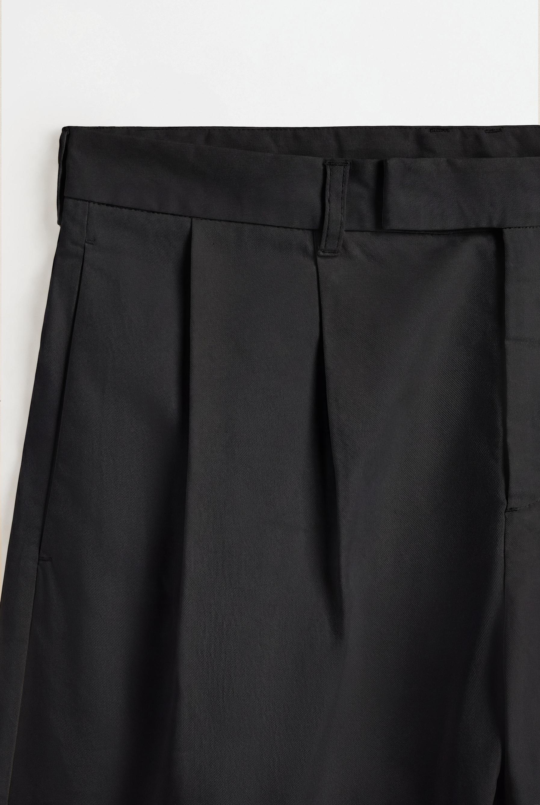 Pleated chino Bermuda shorts — BLACK