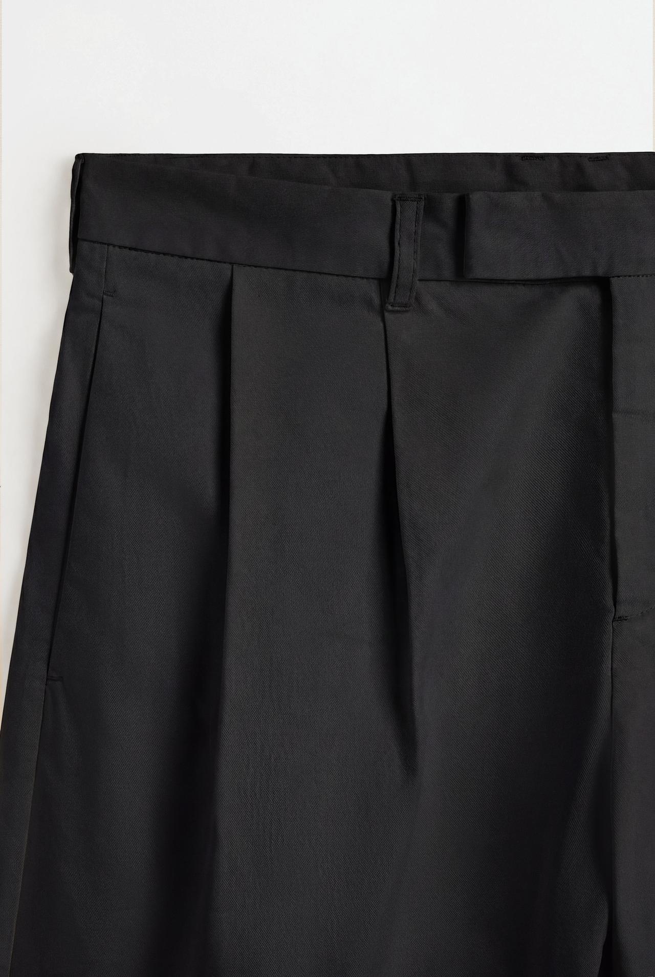 Pleated chino Bermuda shorts — BLACK