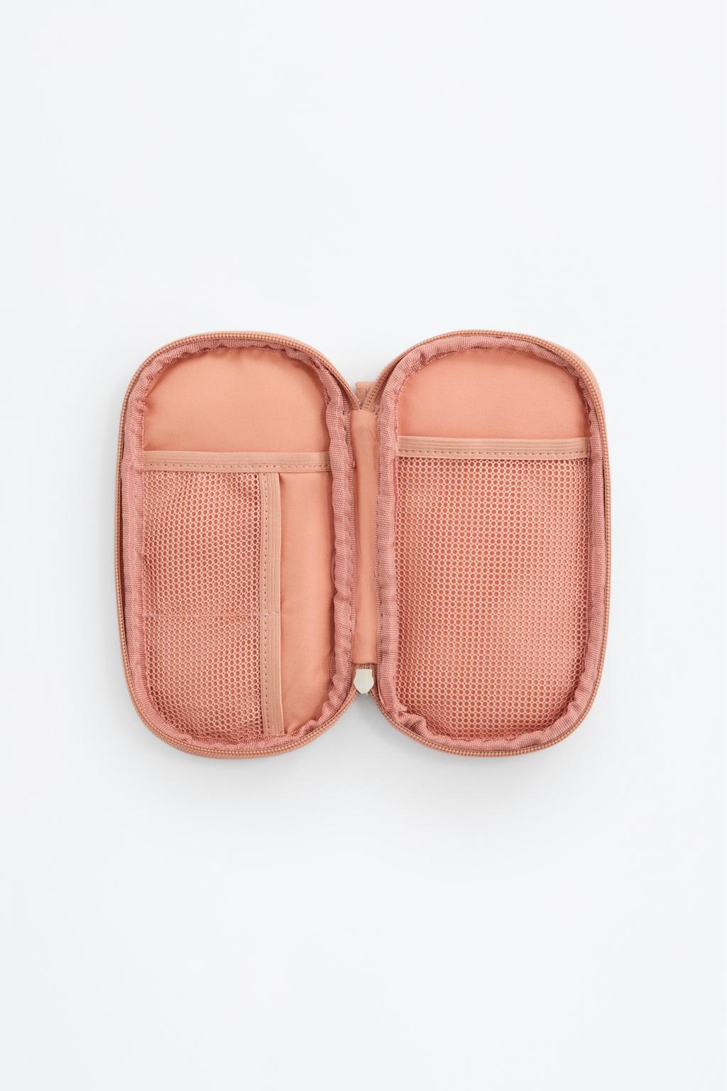 Toiletry-bag style travel organiser