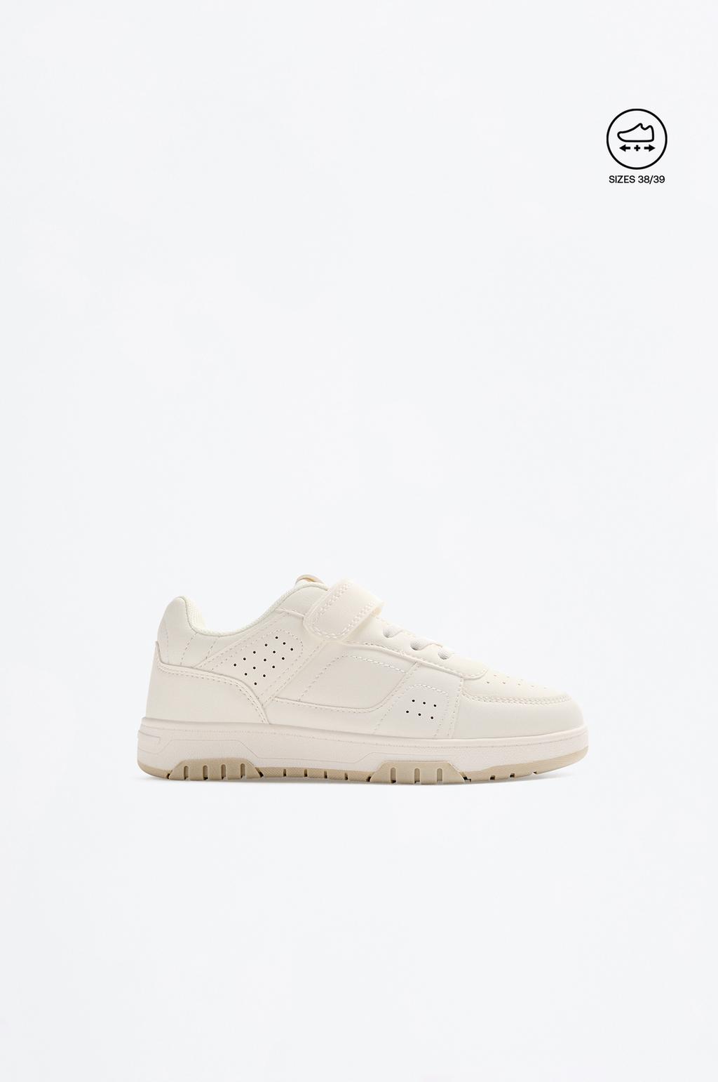 Solid color street sneaker