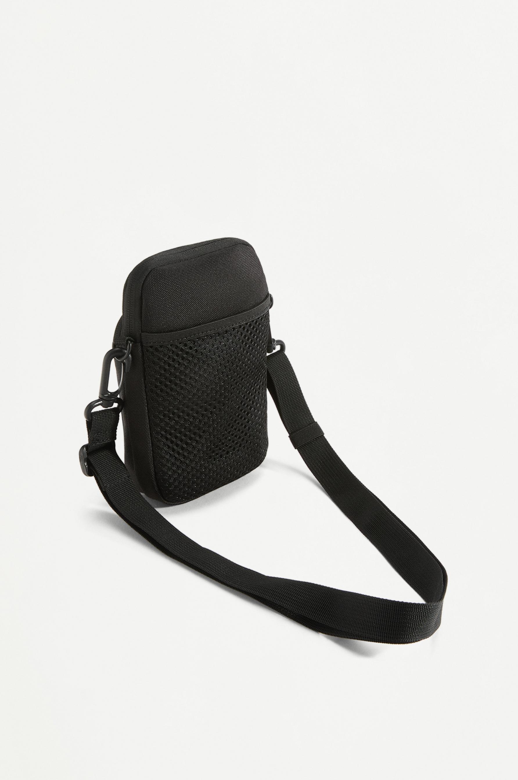 Umbro Beyond the Pitch shoulder bag — BLACK