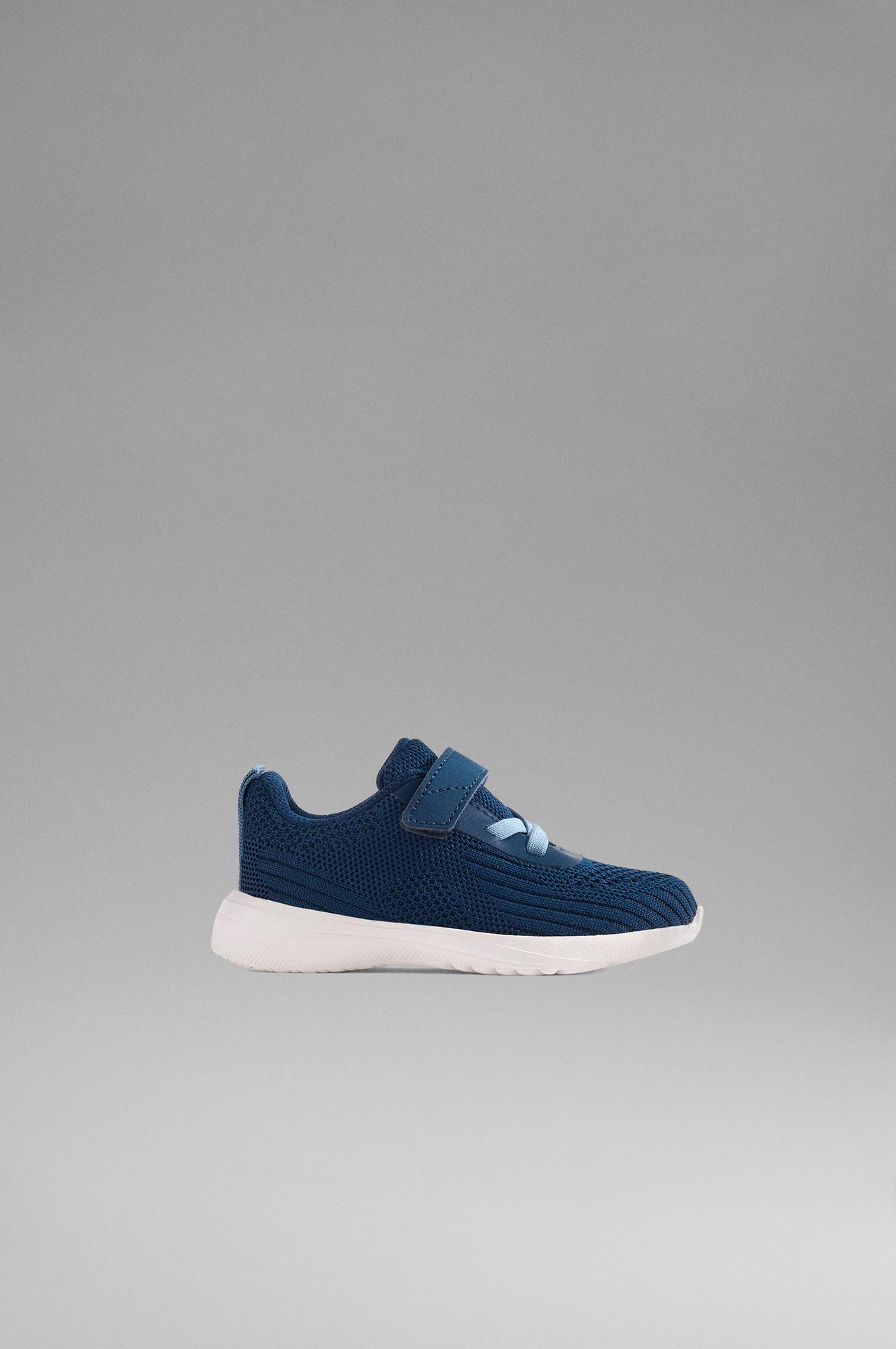 Minimalist sports shoe — BLUE