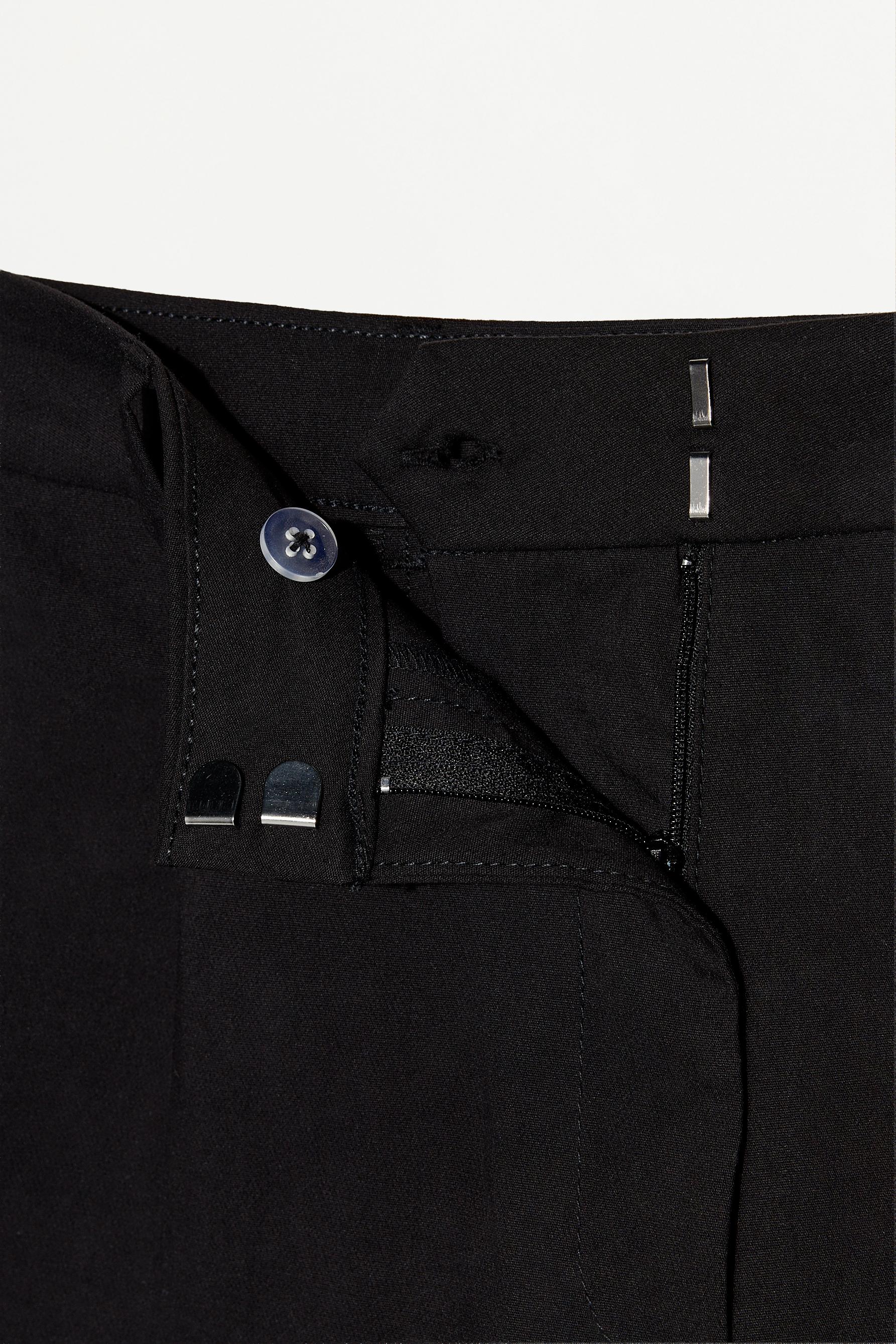 Pleated shorts — BLACK
