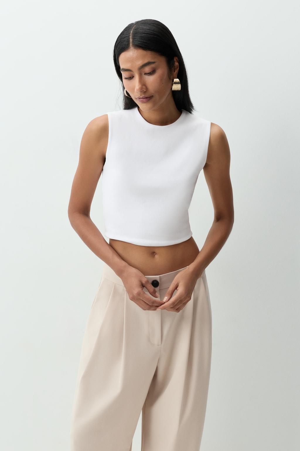Sleeveless T-shirt