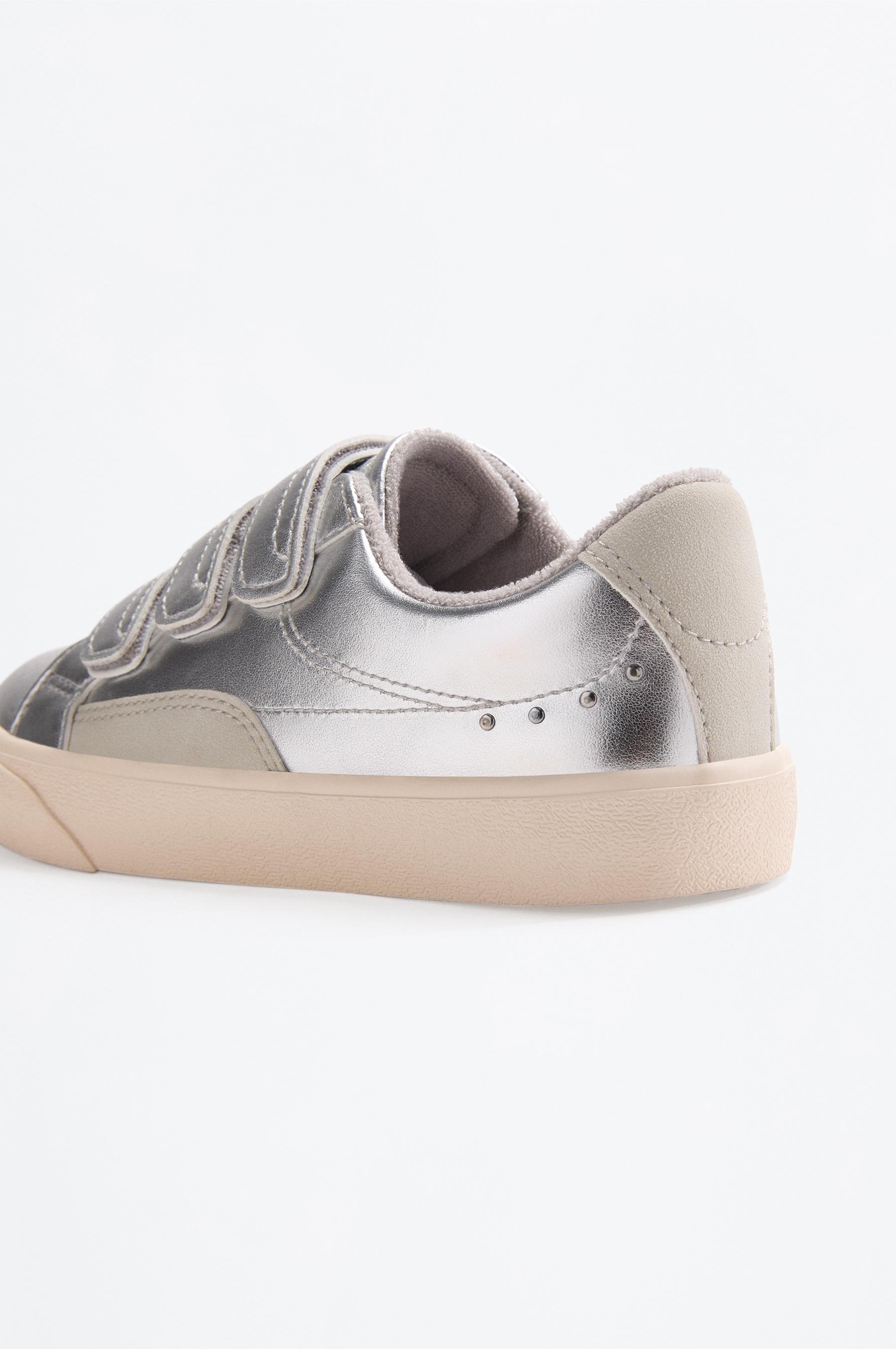 Metallic silver sneaker — SILVER