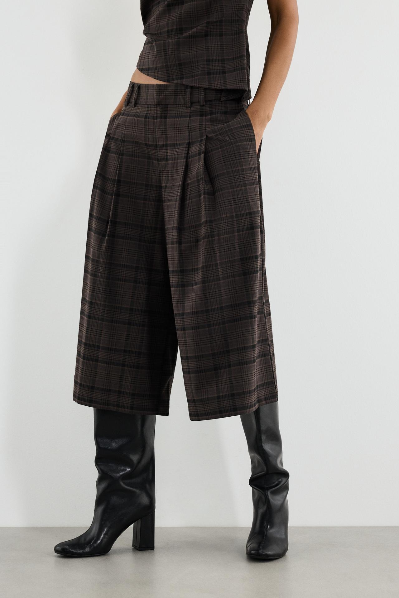Pleated high-waist suede Bermuda shorts — GREY TONES