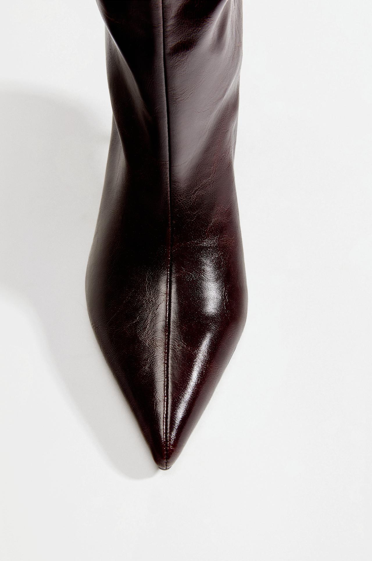 Knee-high boots with a heel — BURGUNDY