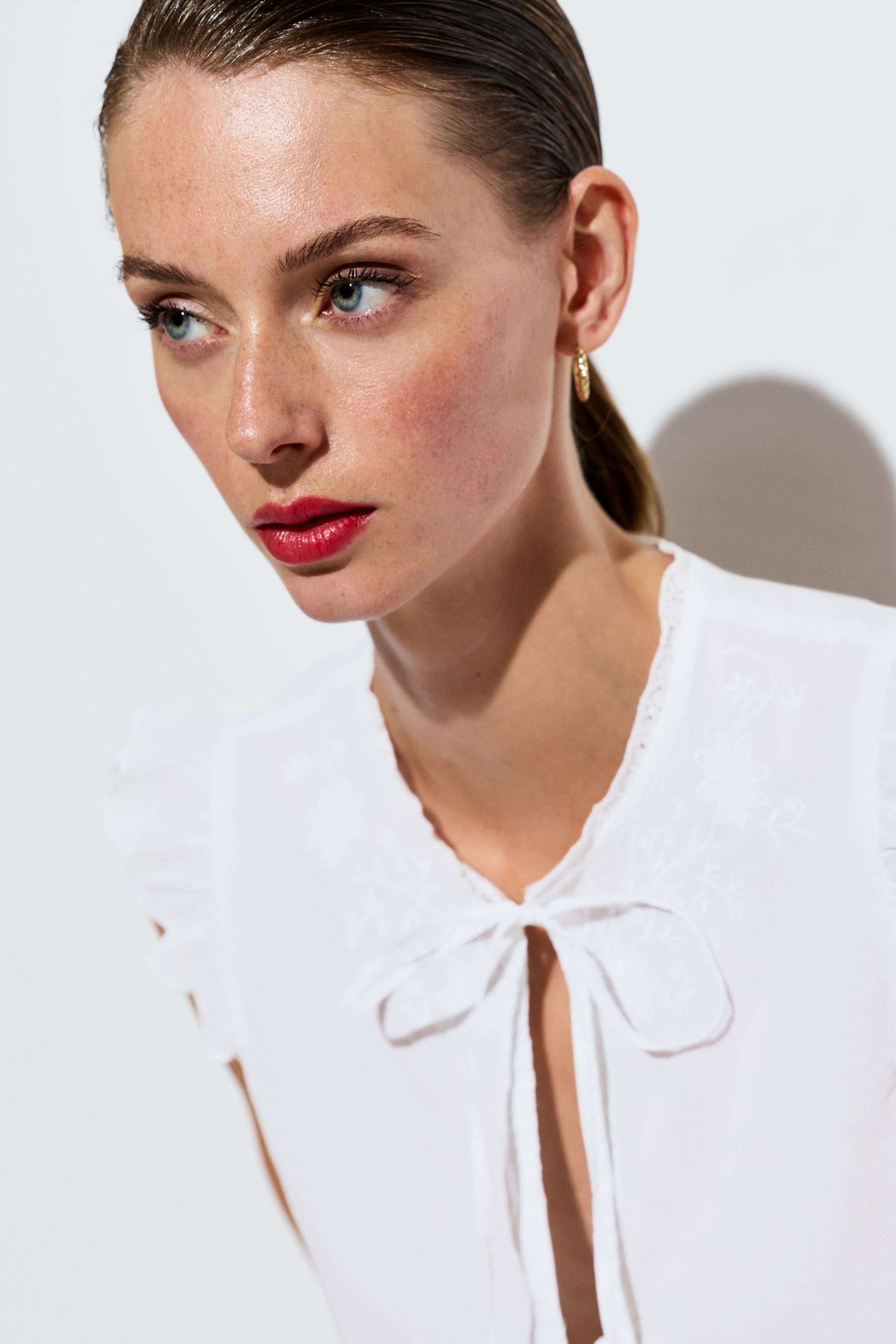 Embroidered ribbon shirt — WHITE