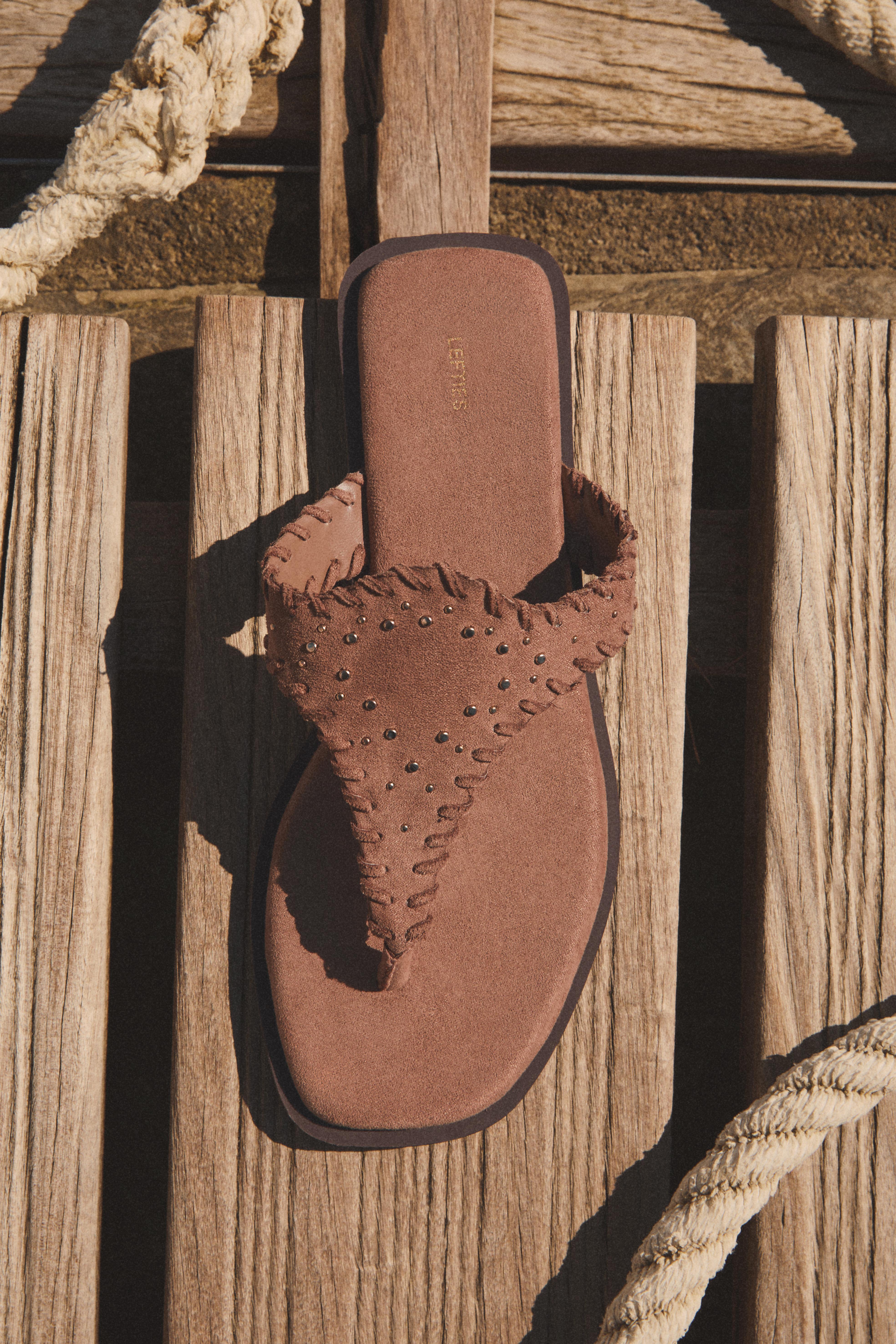 Flat studded sandals — BROWN