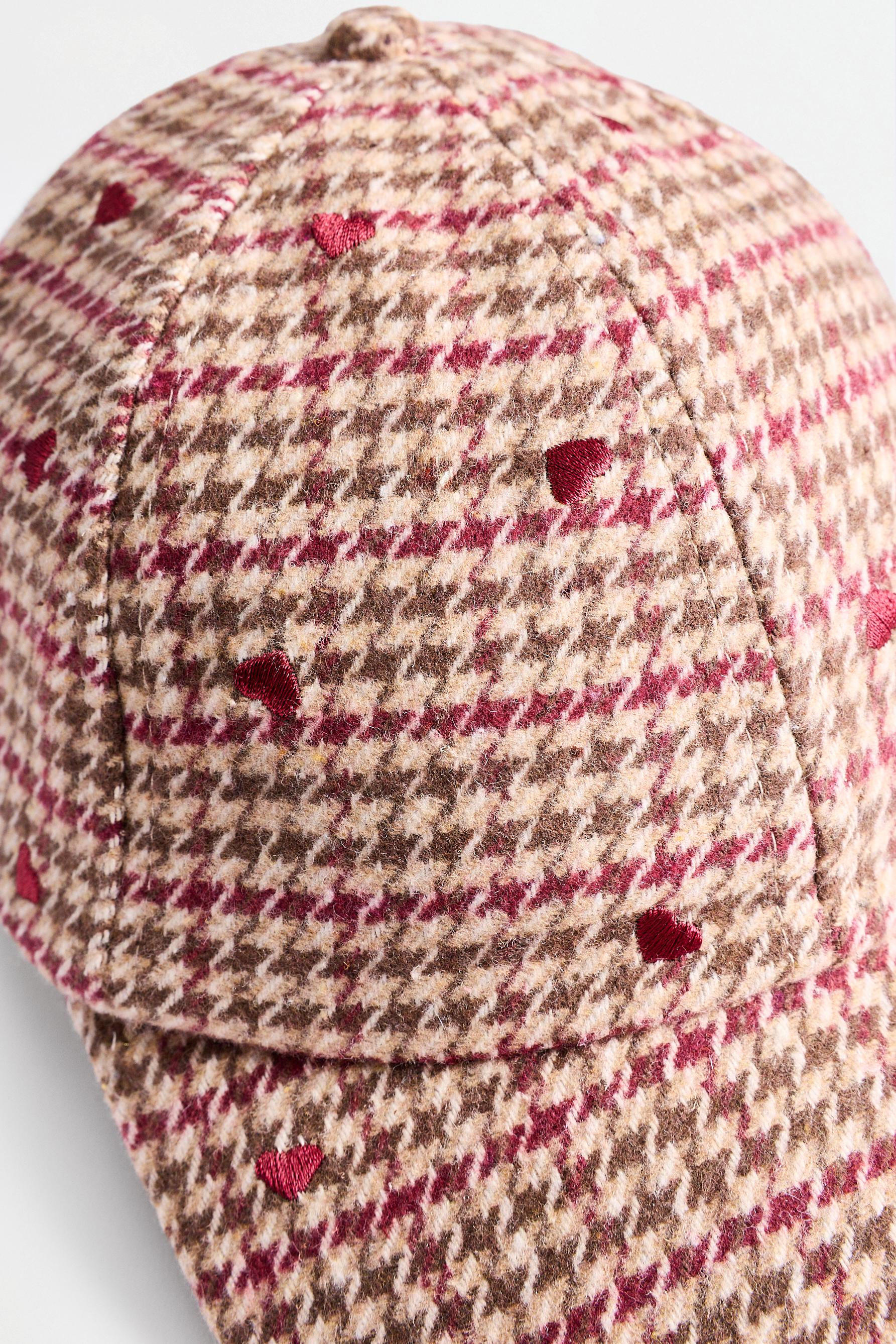 Houndstooth heart cap — BEIGE/BROWN