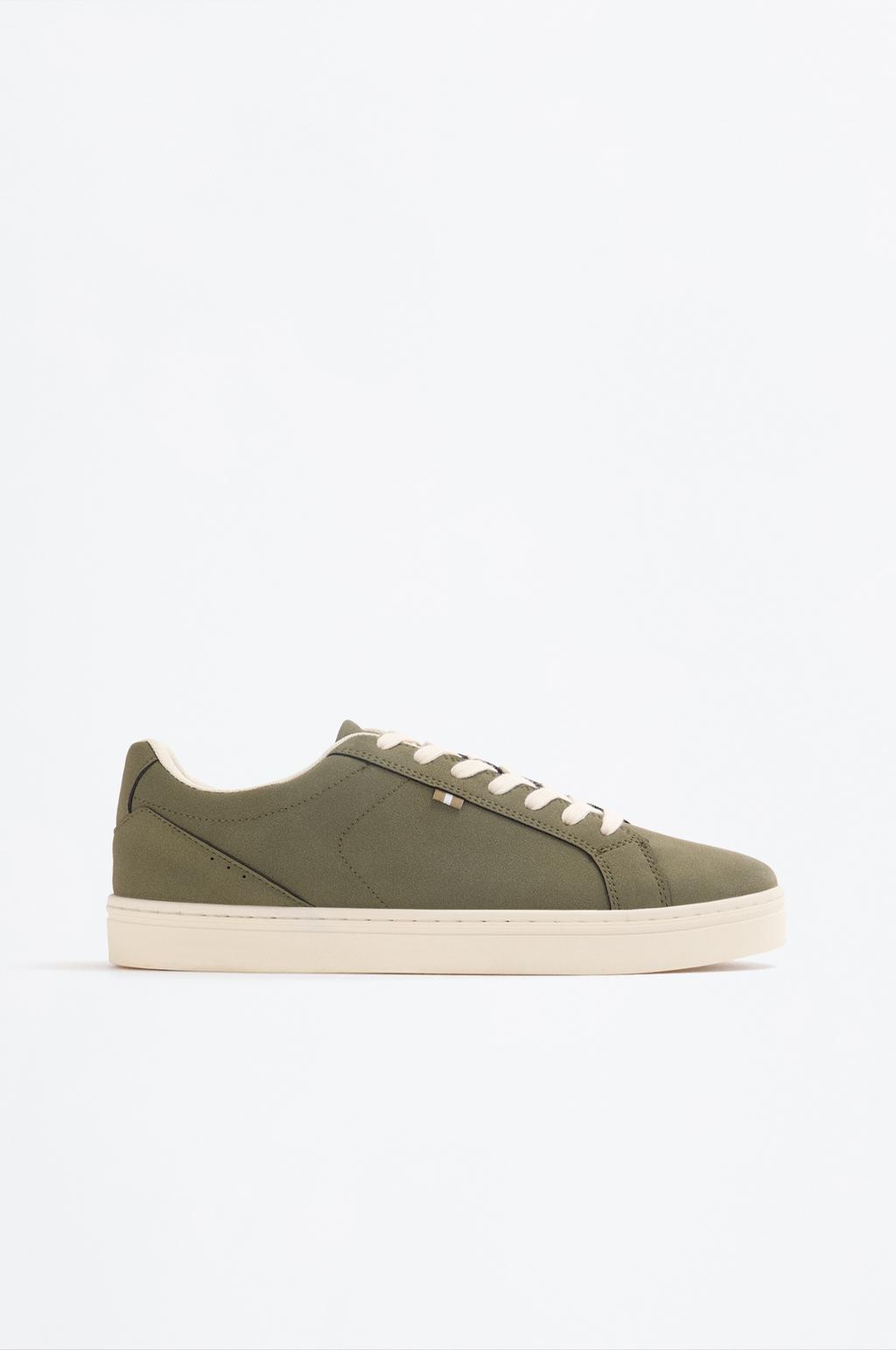 Zapatilak casual banderarekin