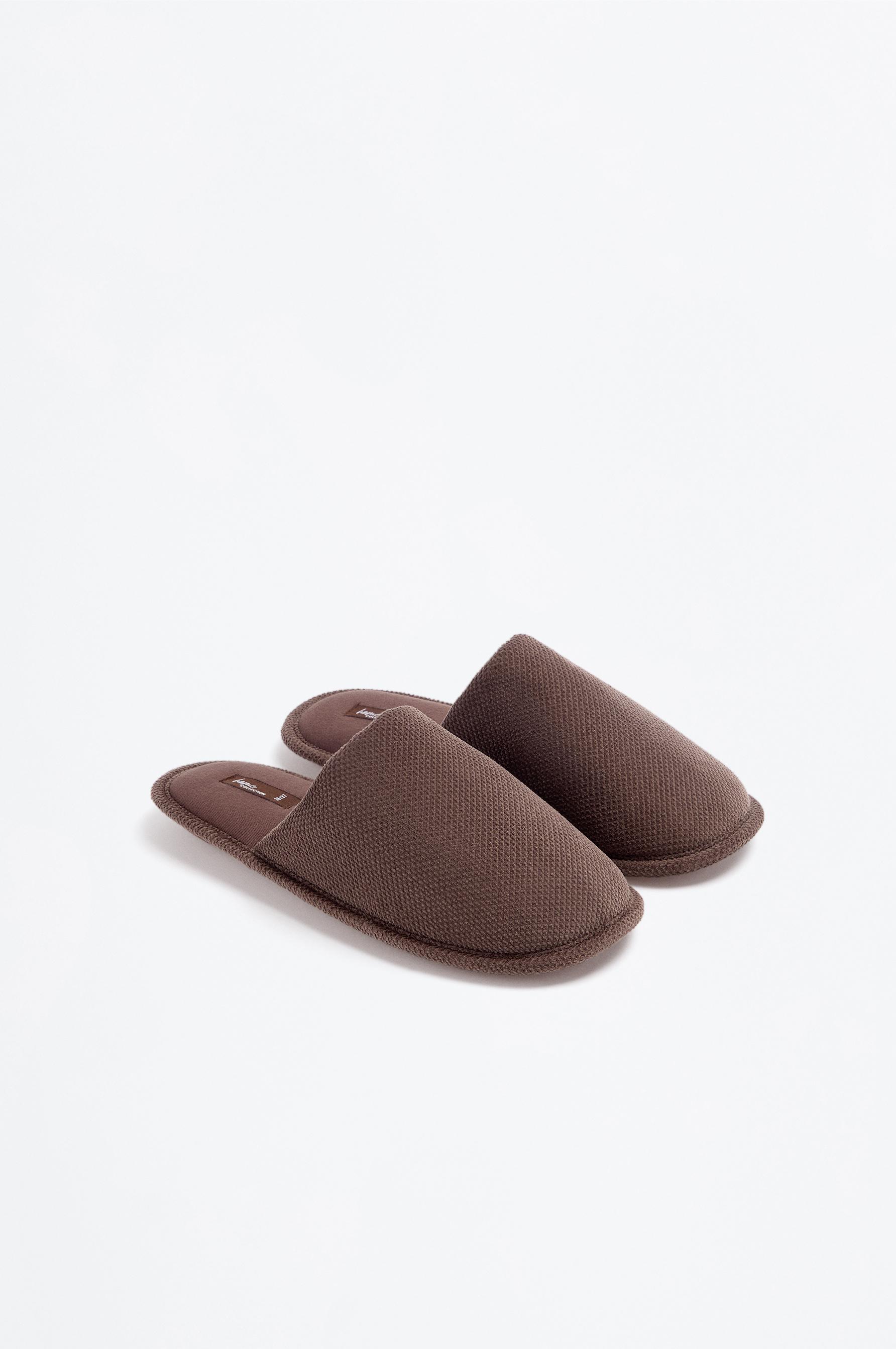 House slippers — BROWN