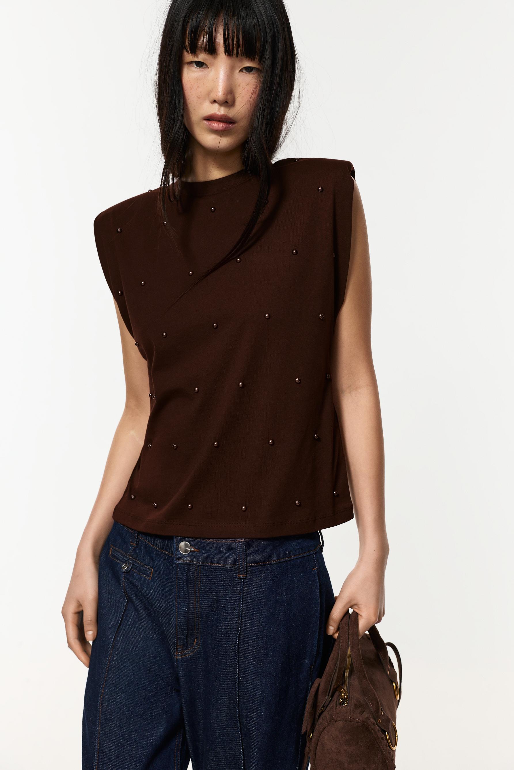 Camiseta hombreras tachas