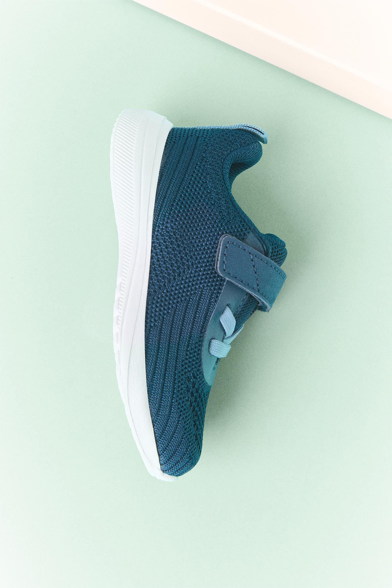 Minimalist sports shoe — BLUE