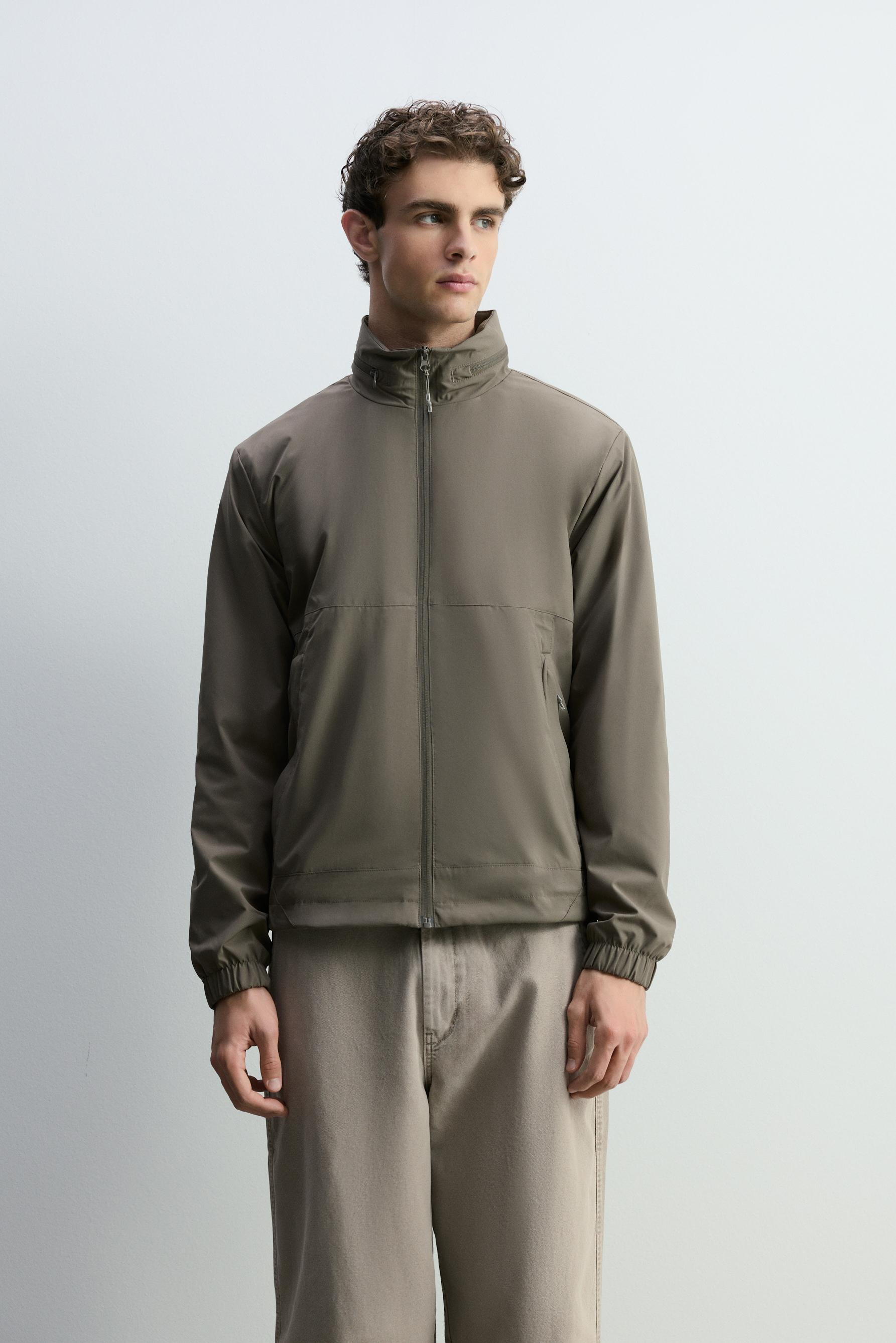 Cortavientos cuello subido