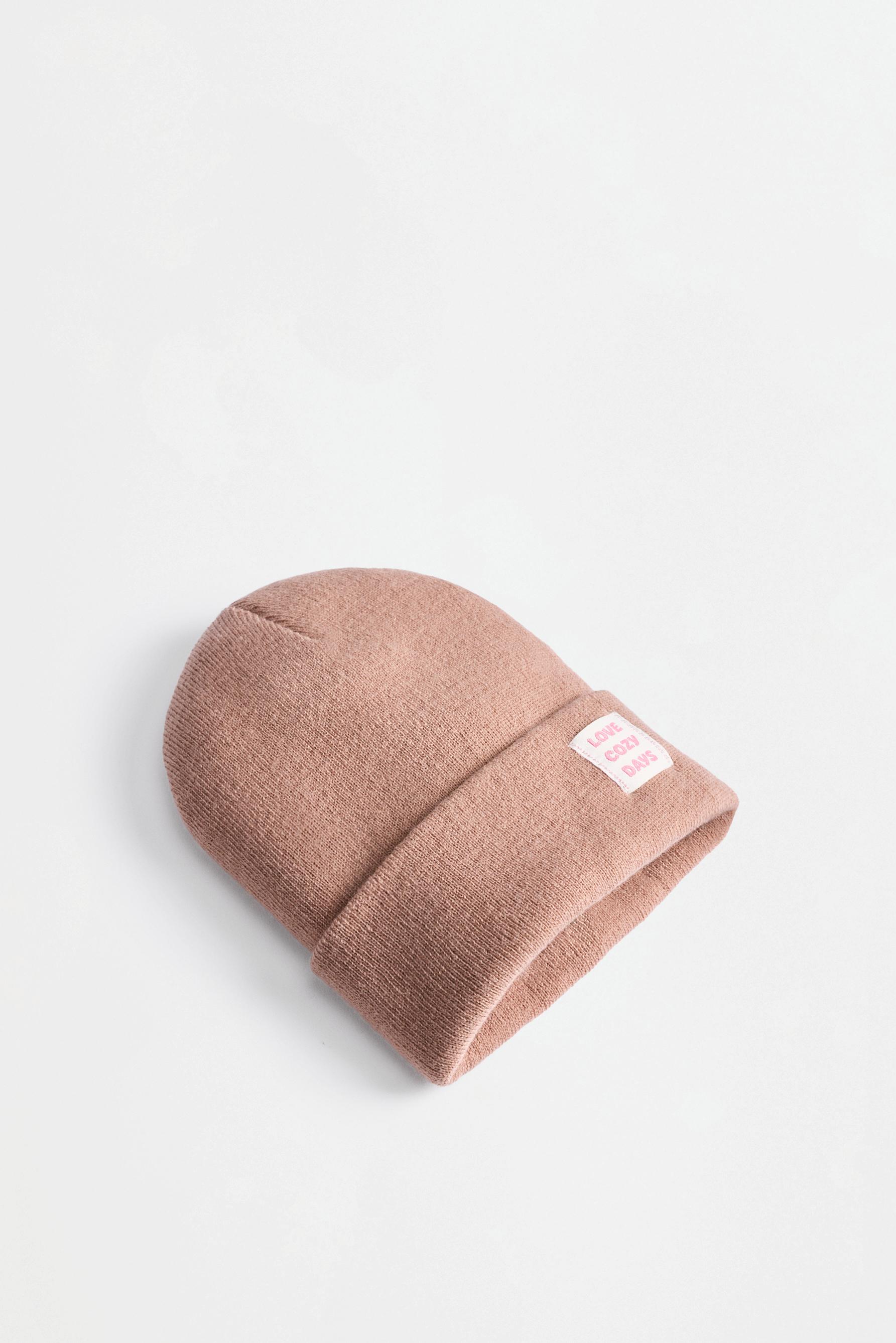 Knit beanie with label — SAND