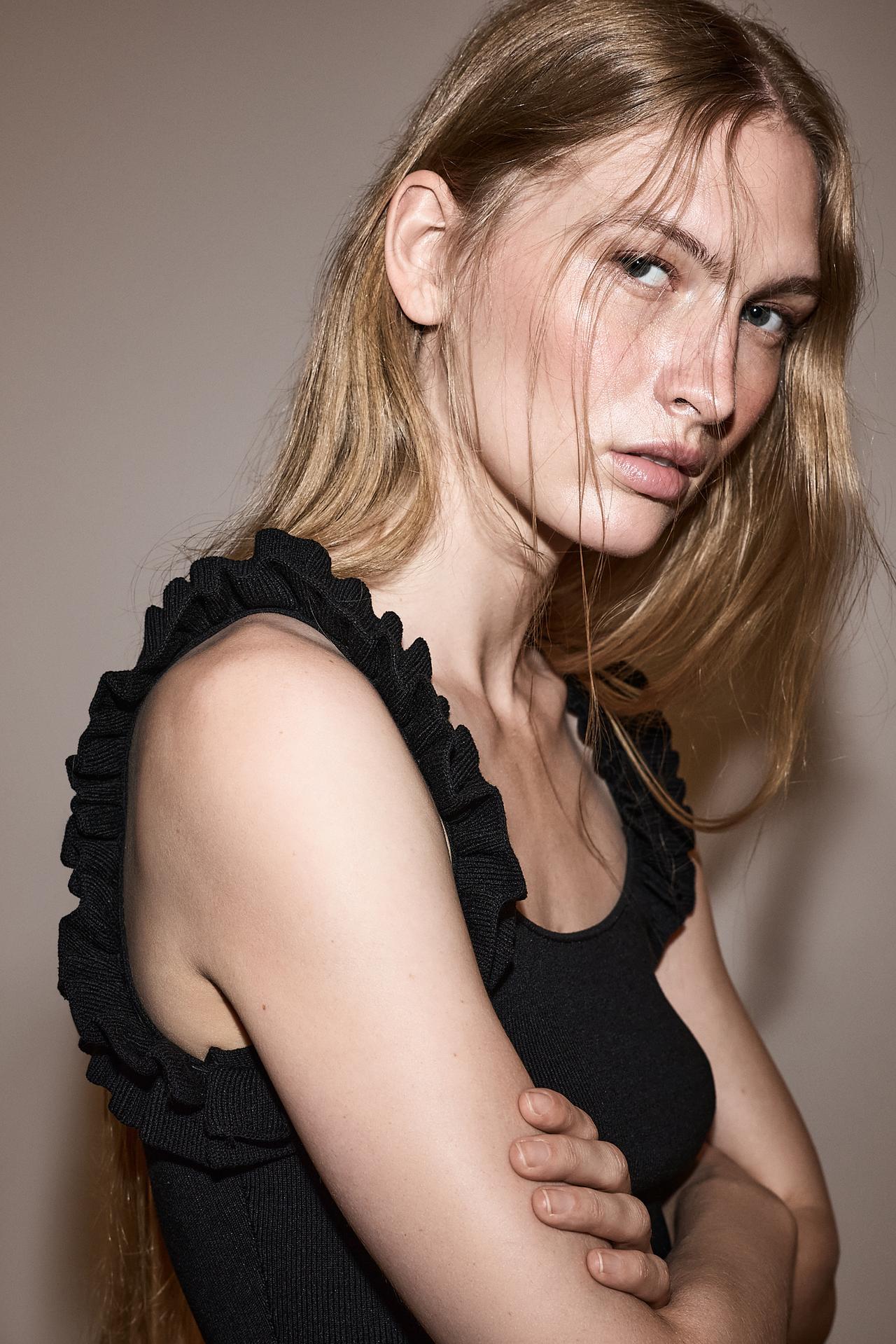 Ruffled knit top — BLACK