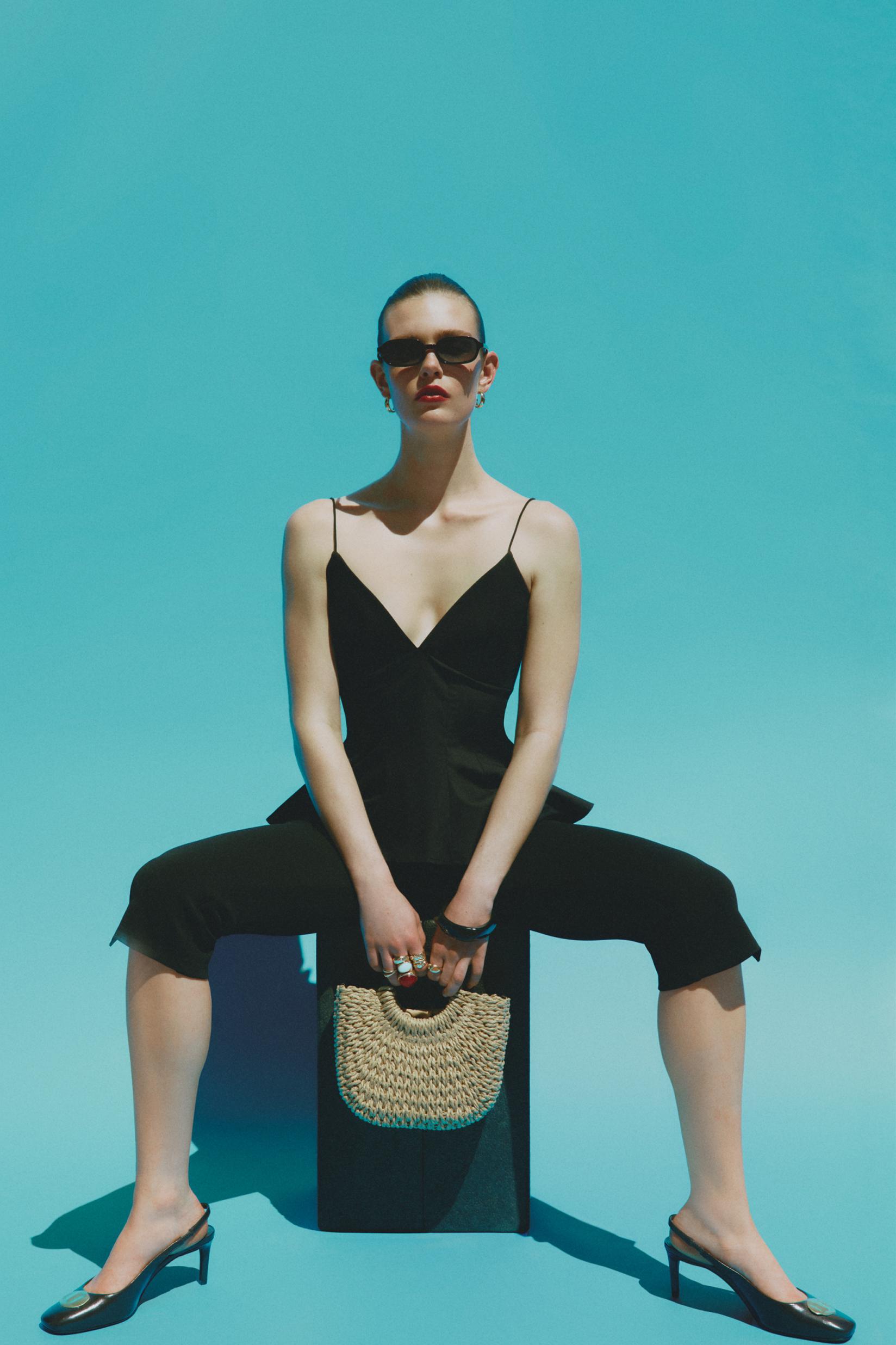 Capri pants — BLACK