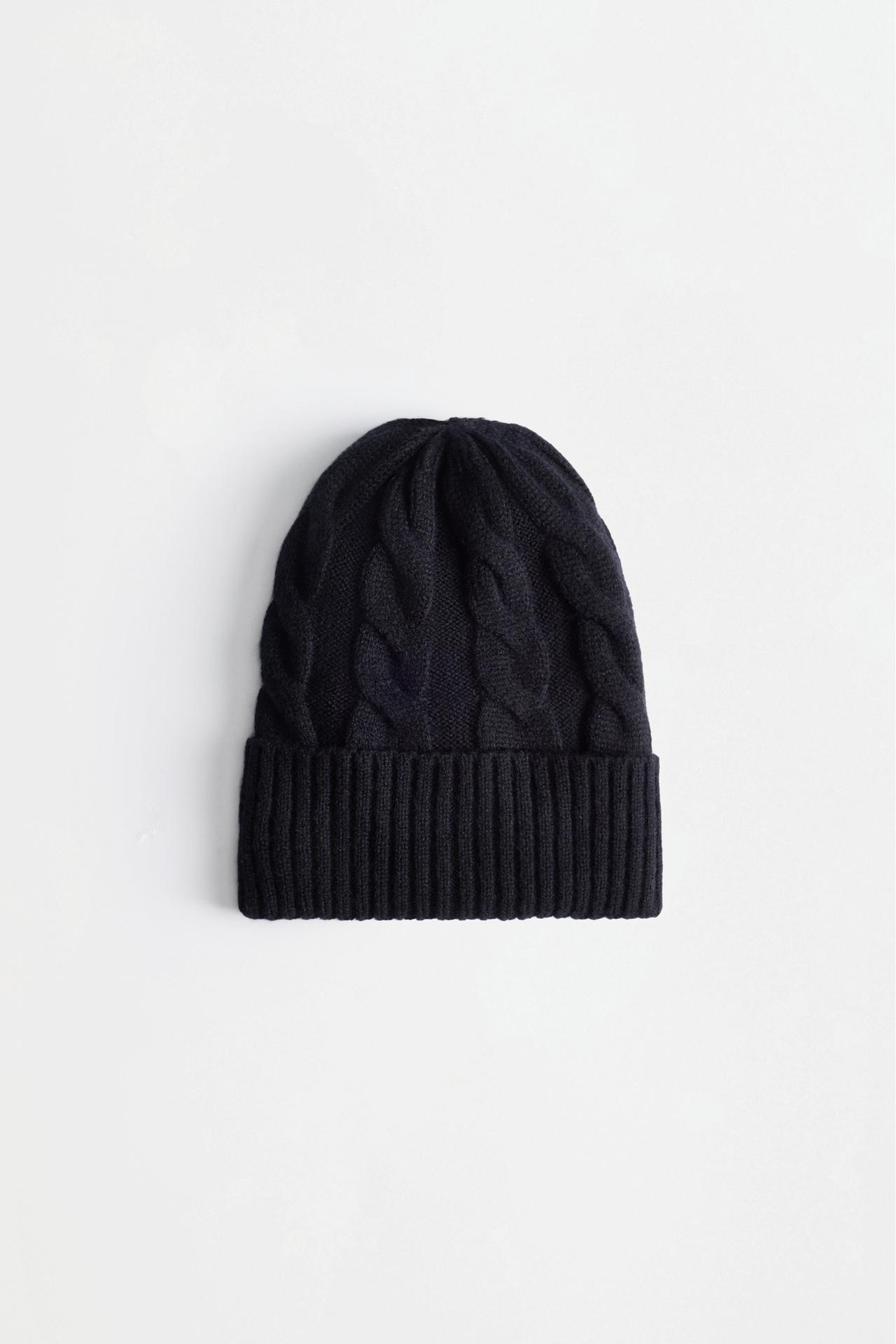 Cable-knit beanie — BLACK